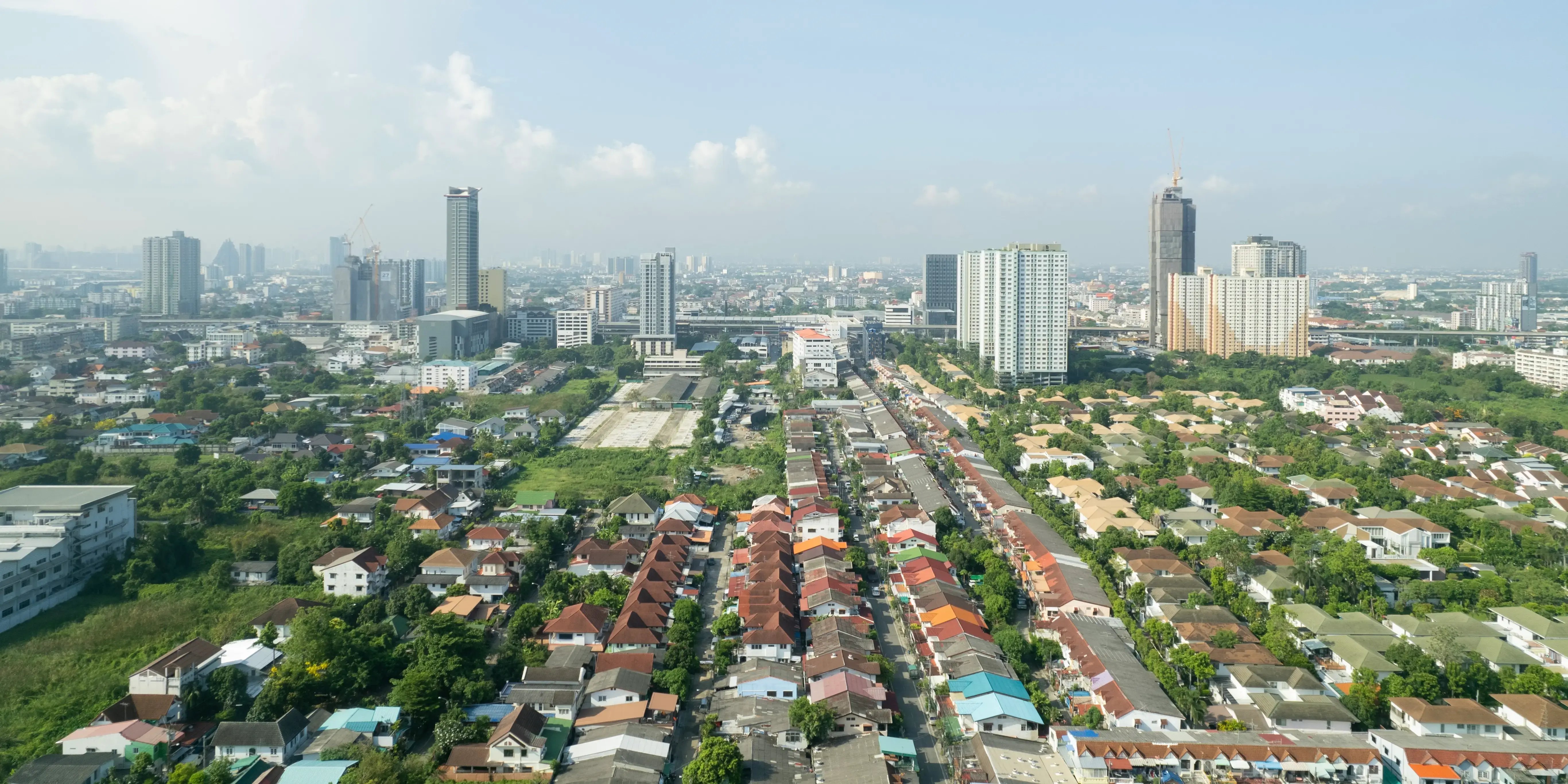Vista aérea de una ciudad con casa y edicifios, resultado del crecimiento urbano