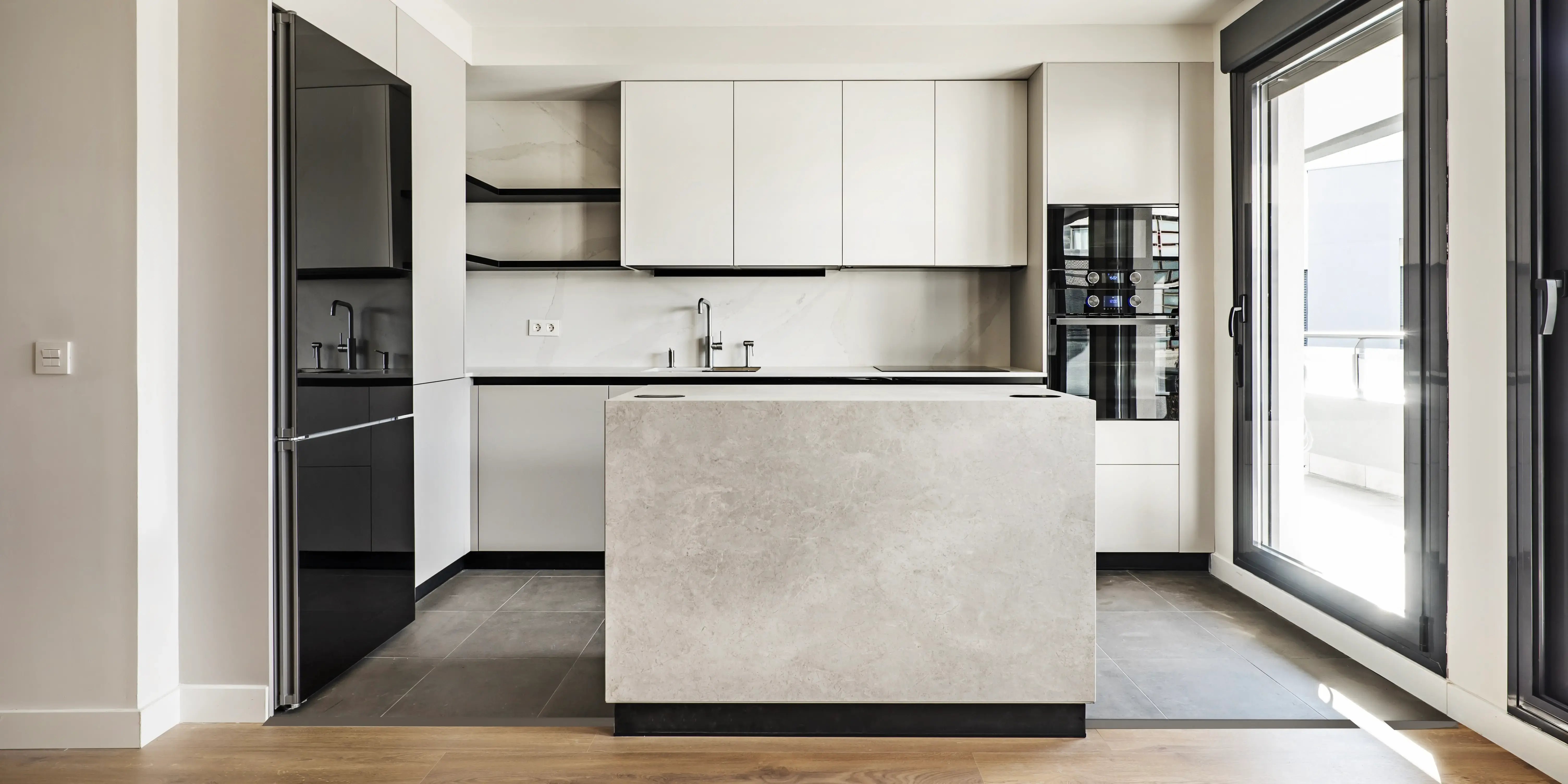 Vista frontal de una cocina con diseño inteligente que aprovecha mejor la luz solar de una casa con certificación edge