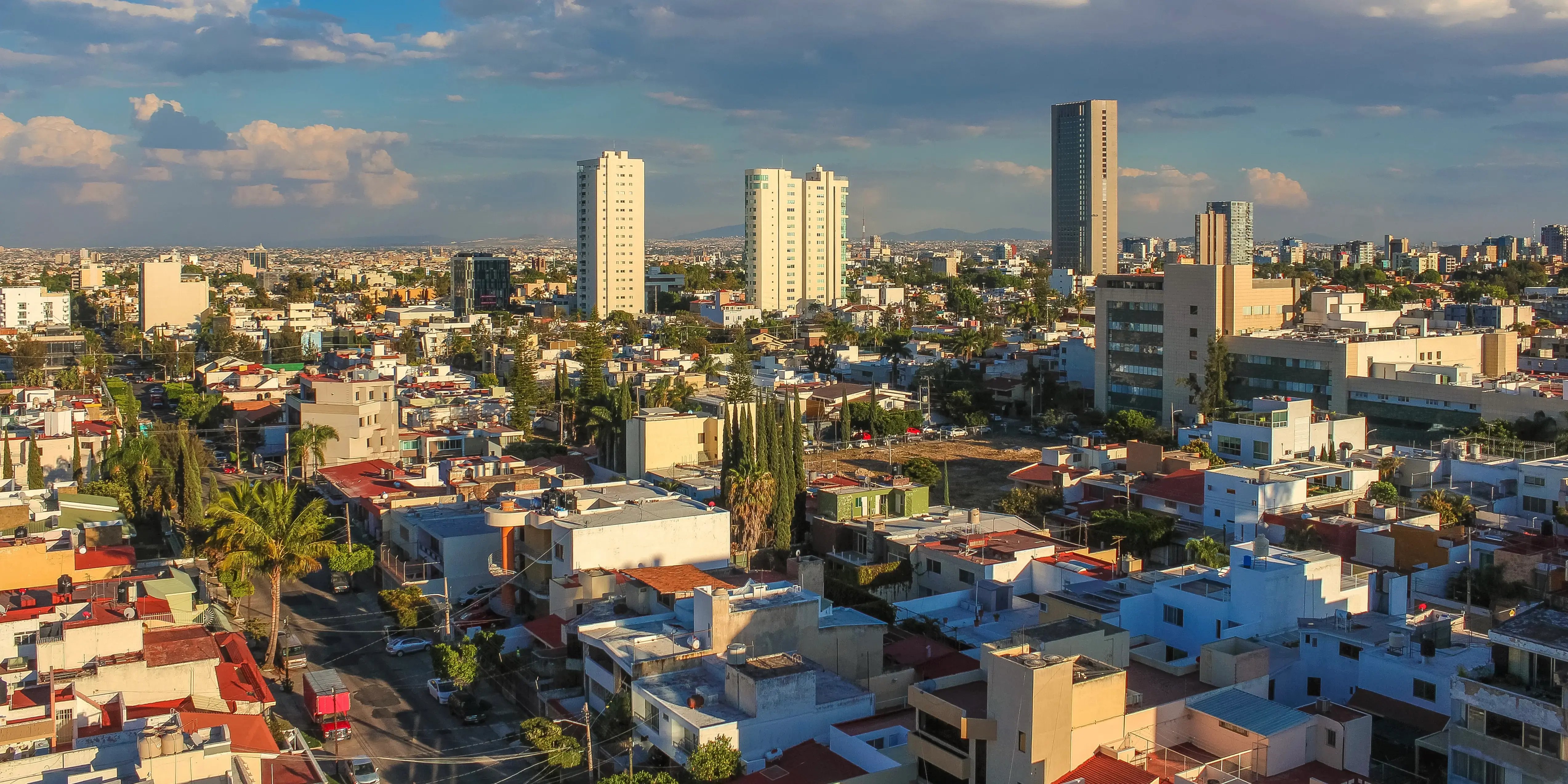 Vista panorámica por la tarde de la ciudad de Guadalajara, Jalisco