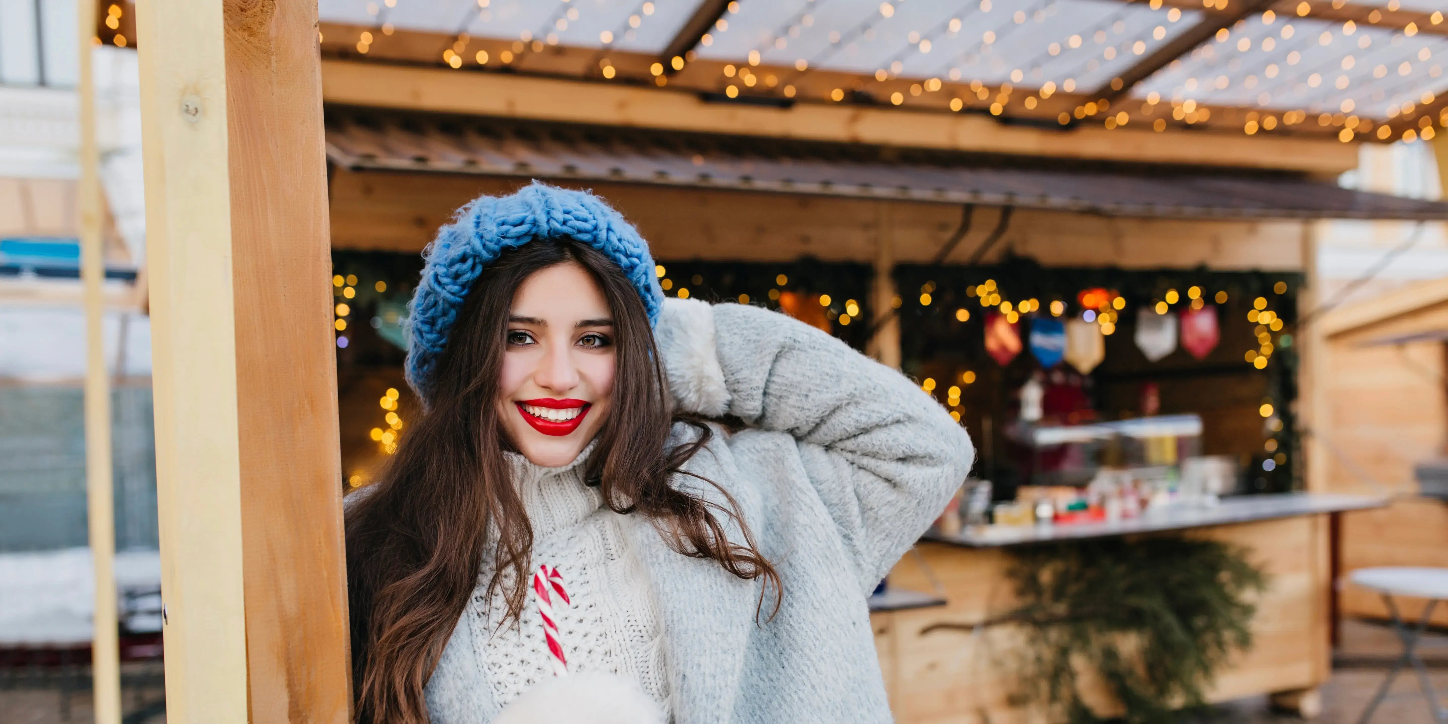 Mujer en un mercado navideño con luces de adorno. Navidad en el Estado de México