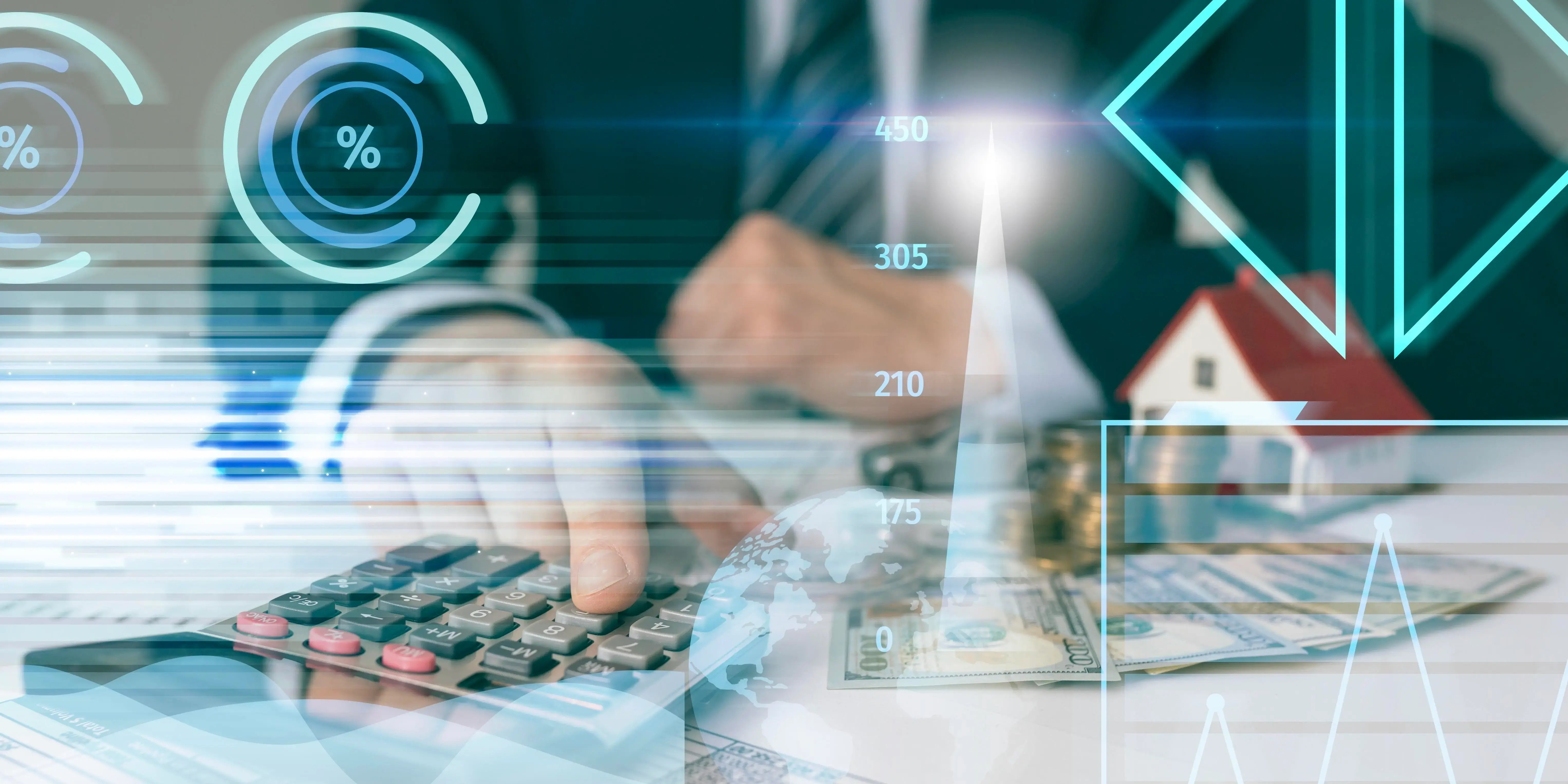Asesor financiero con calculadora, dinero y una casa. HU Lifestyle y Banorte