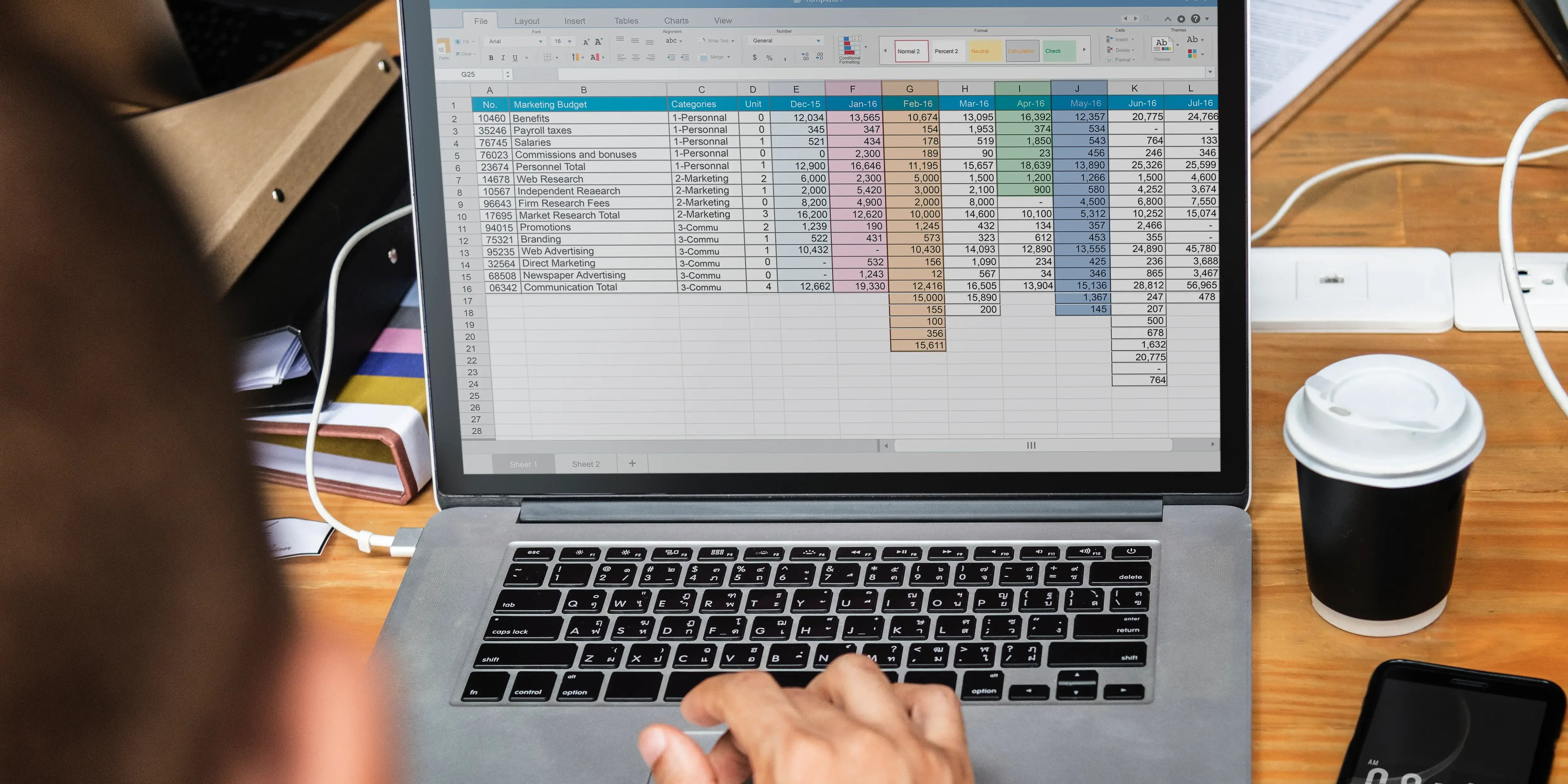 Computadora en excel y tabla con columnas. Tabla de amortización