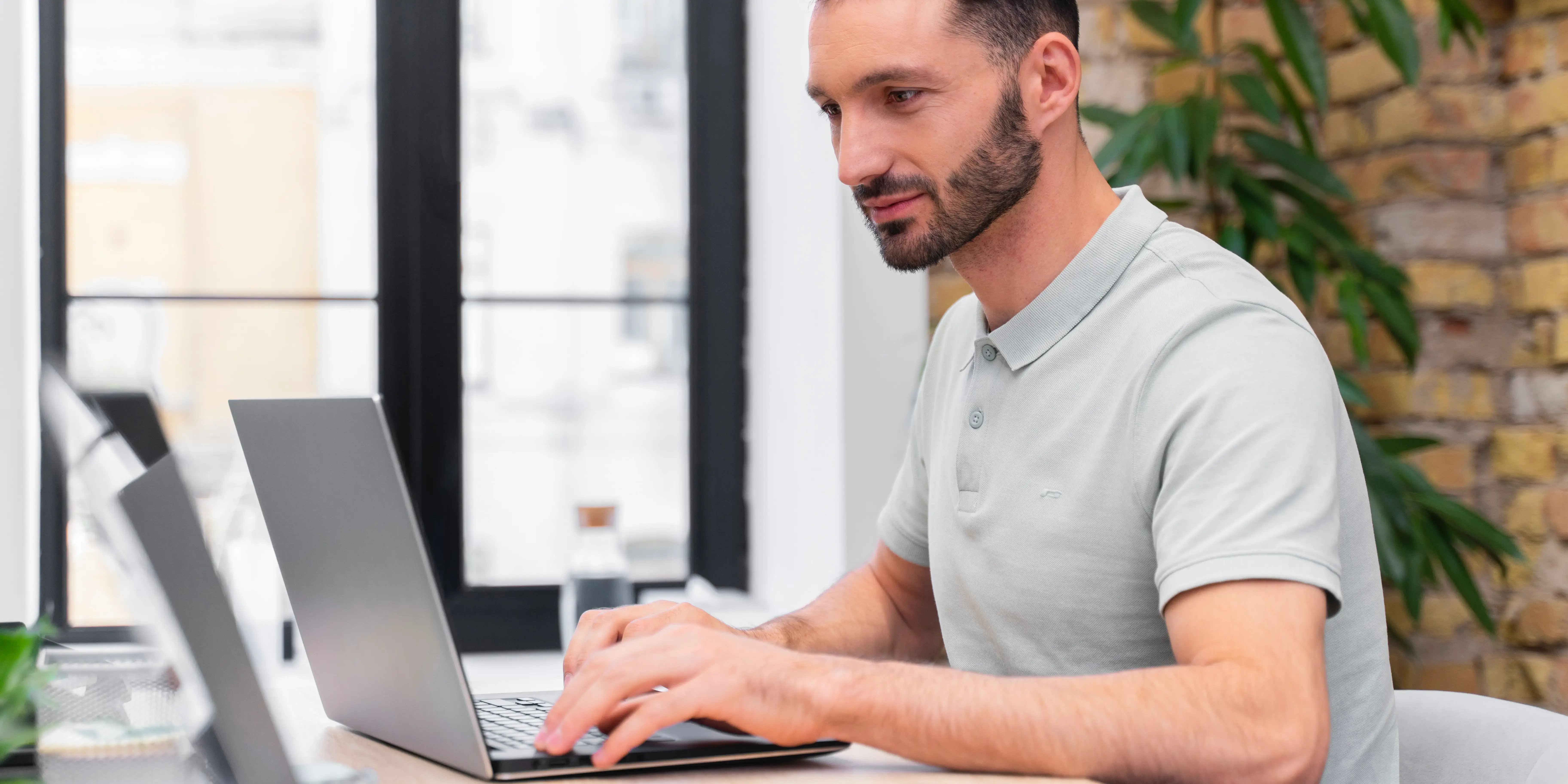 Hombre utilizando computadora. constancia no derechohabiente issste