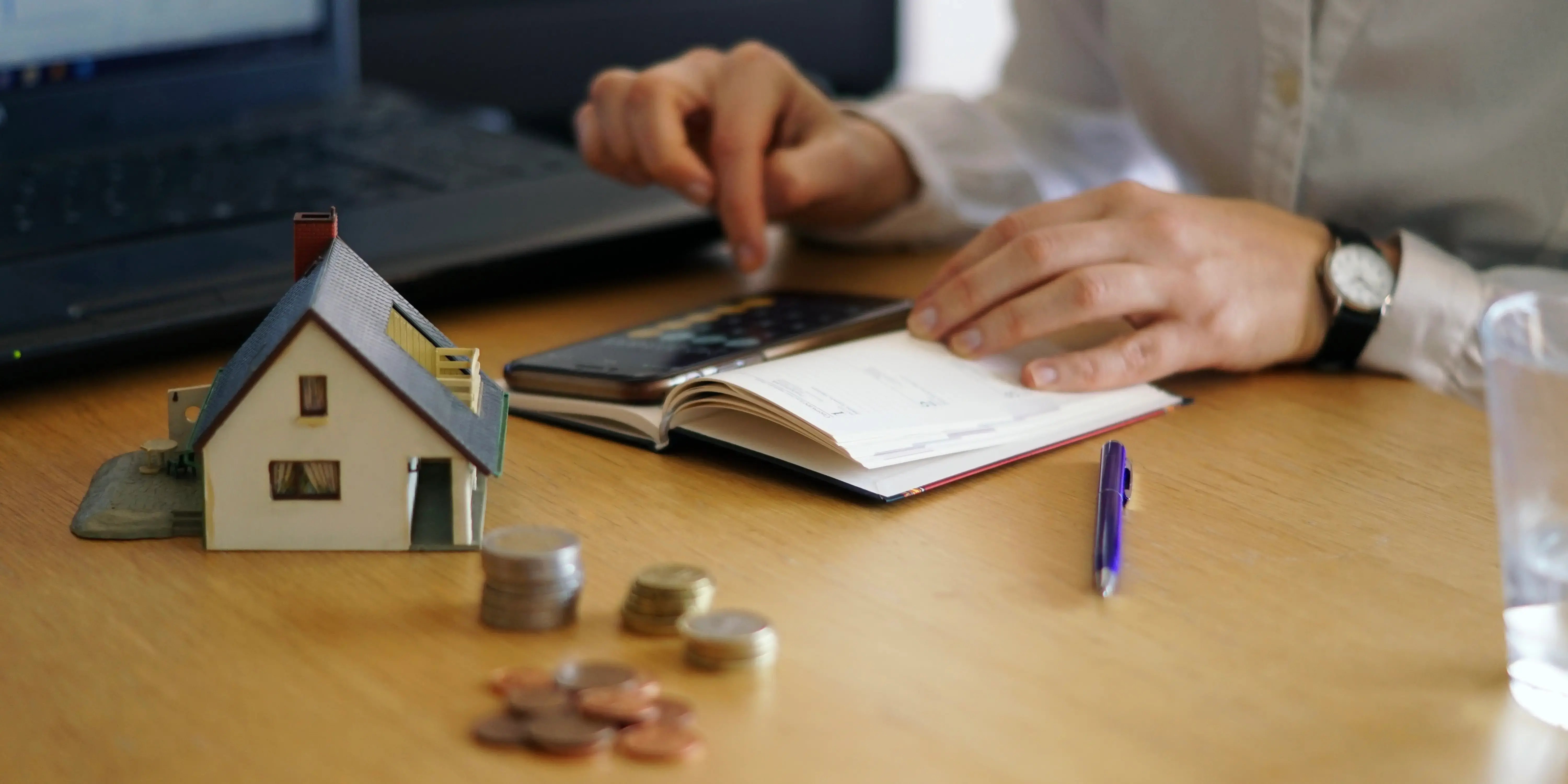 Persona sacando cuentas con una calculadora. Errores comunes al solicitar un crédito hipotecario