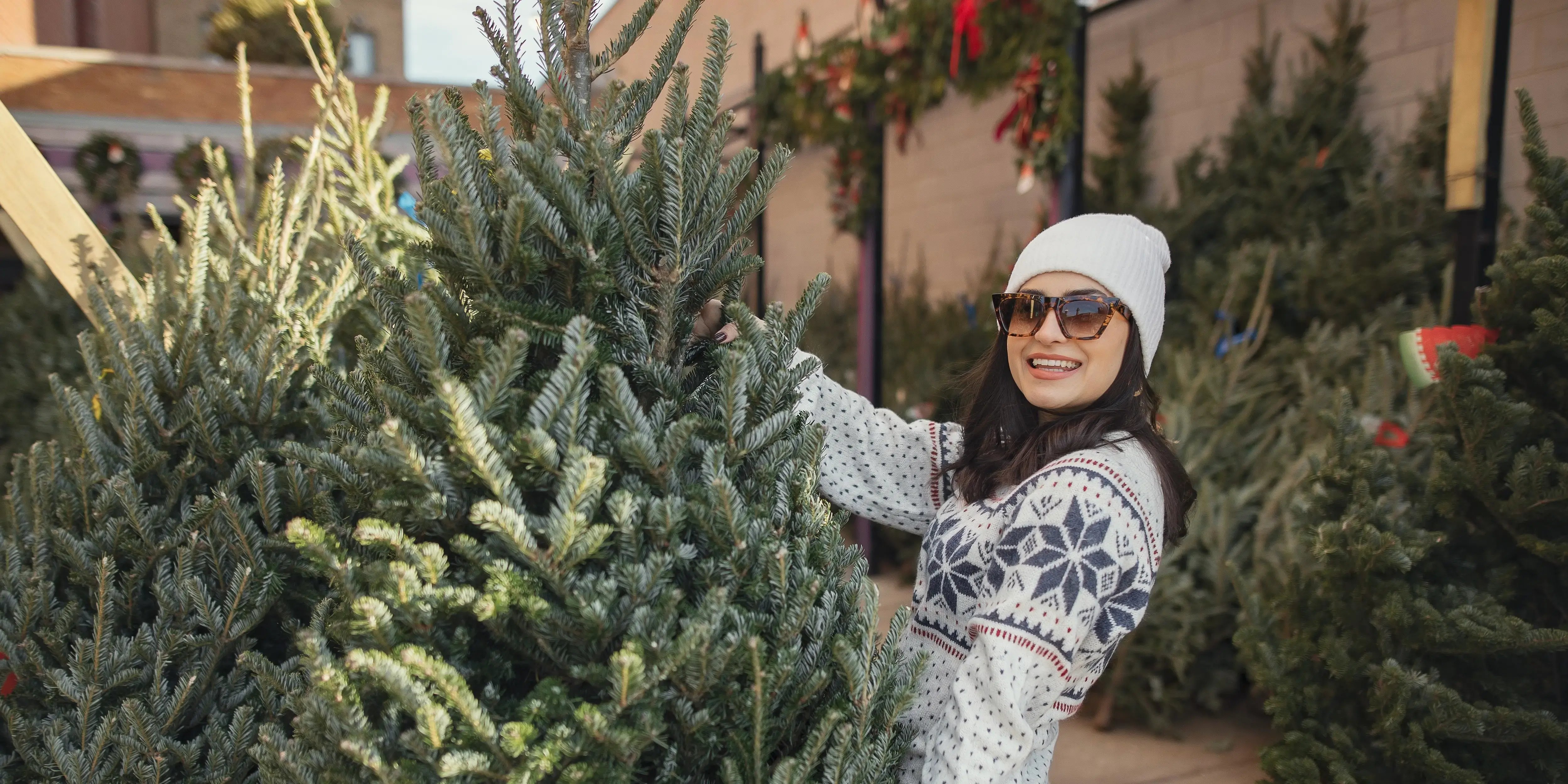 Mujer abrazando un pino. Navidad en el Estado de México