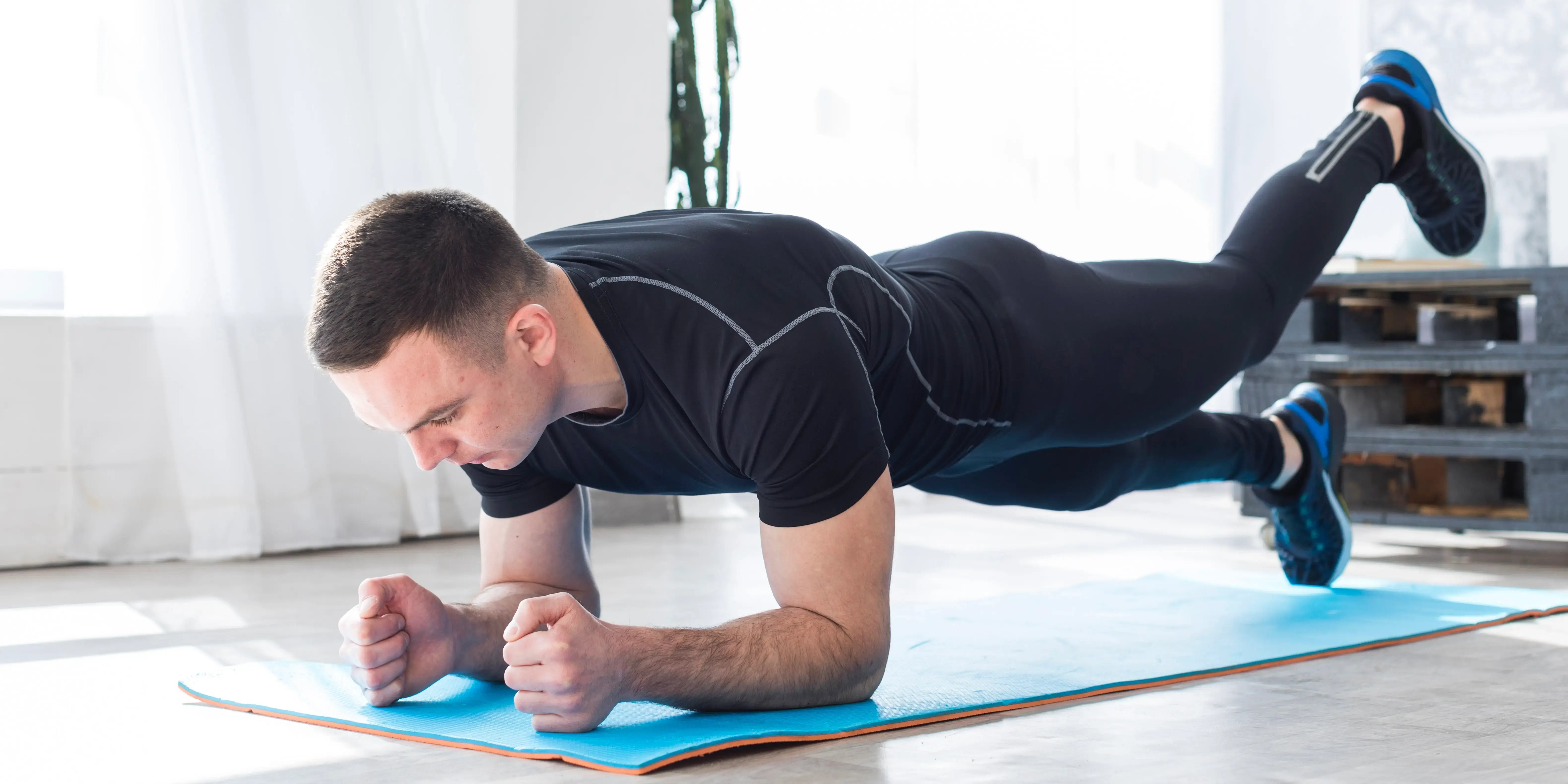 Hombre haciendo plancha. 3 ejercicios simples para reducir el sedentarismo en casa