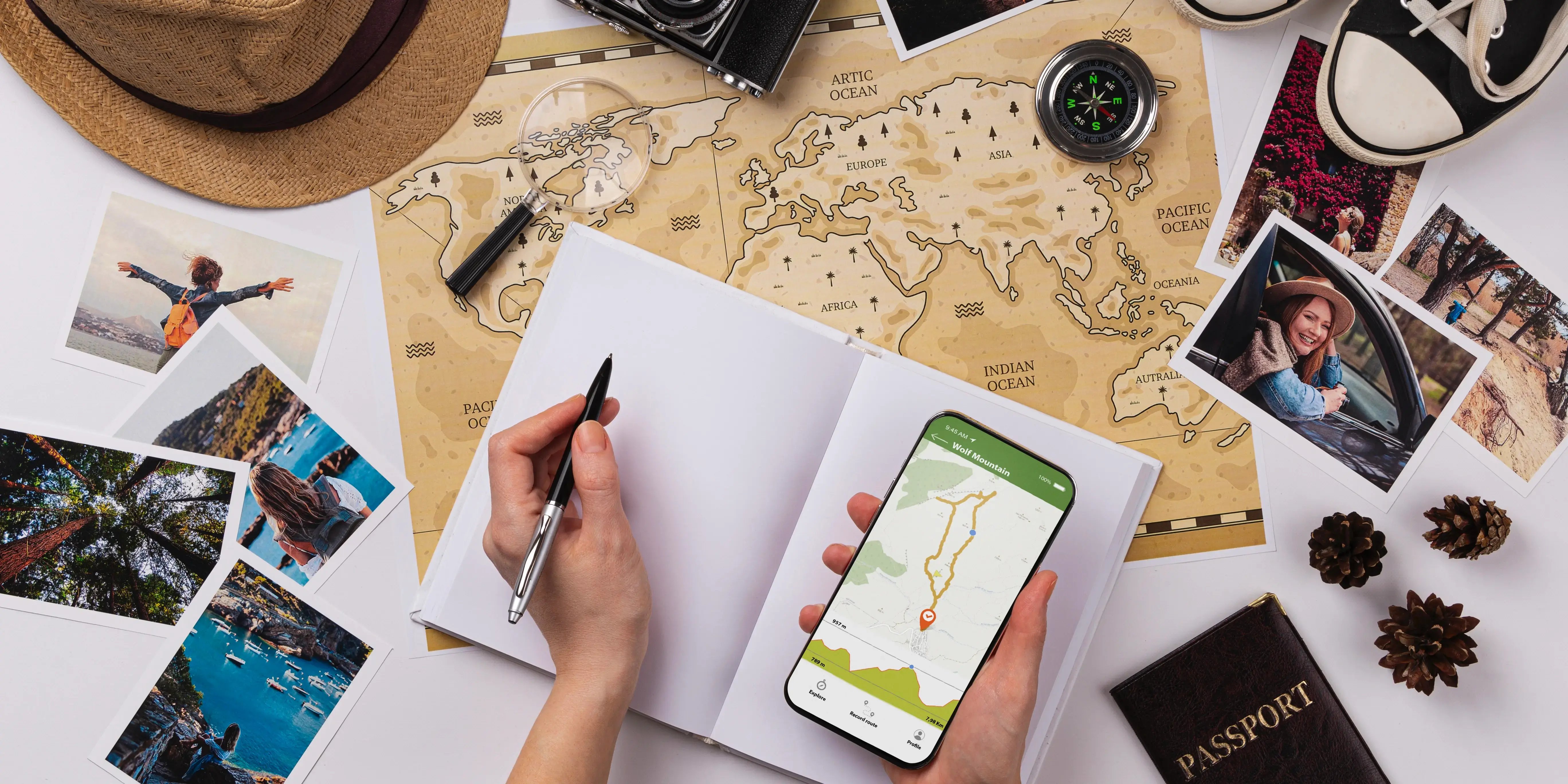 Mano sosteniendo un celular, al fondo un mapa y pasaporte. Fotos viajes