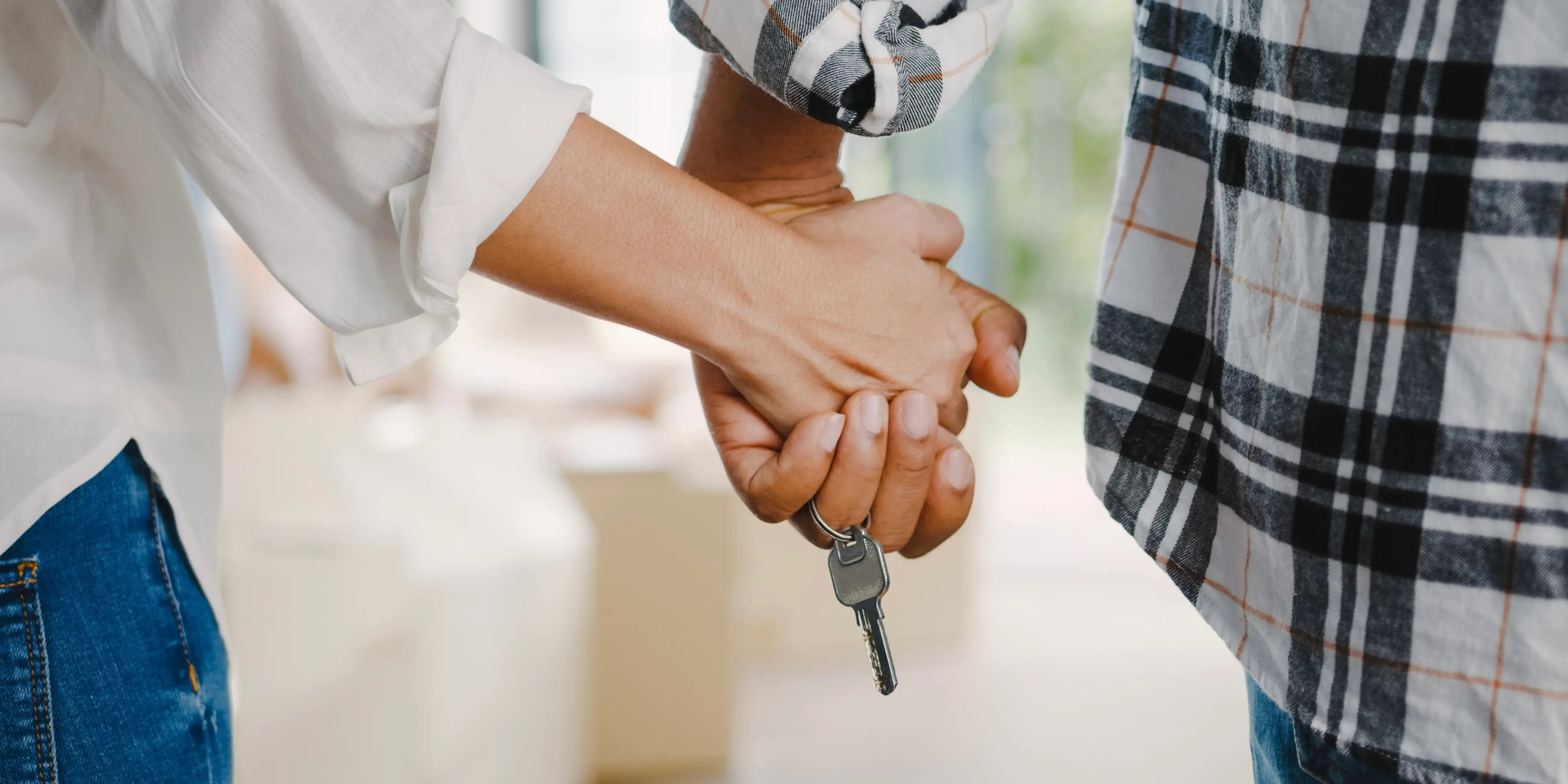 Pareja sosteniendo unas llaves. Ley del Infonavit