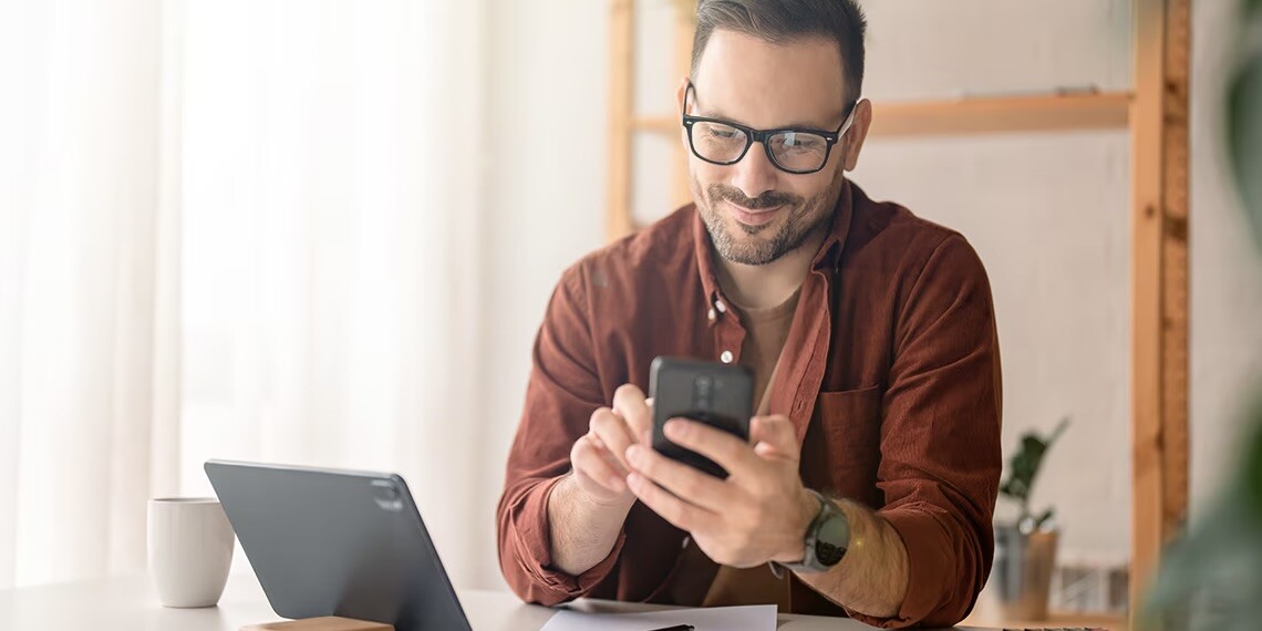 Hombre está consultando su cuenta bancaria. Cómo saber de manera rápida y sencilla en qué afore estoy afiliado