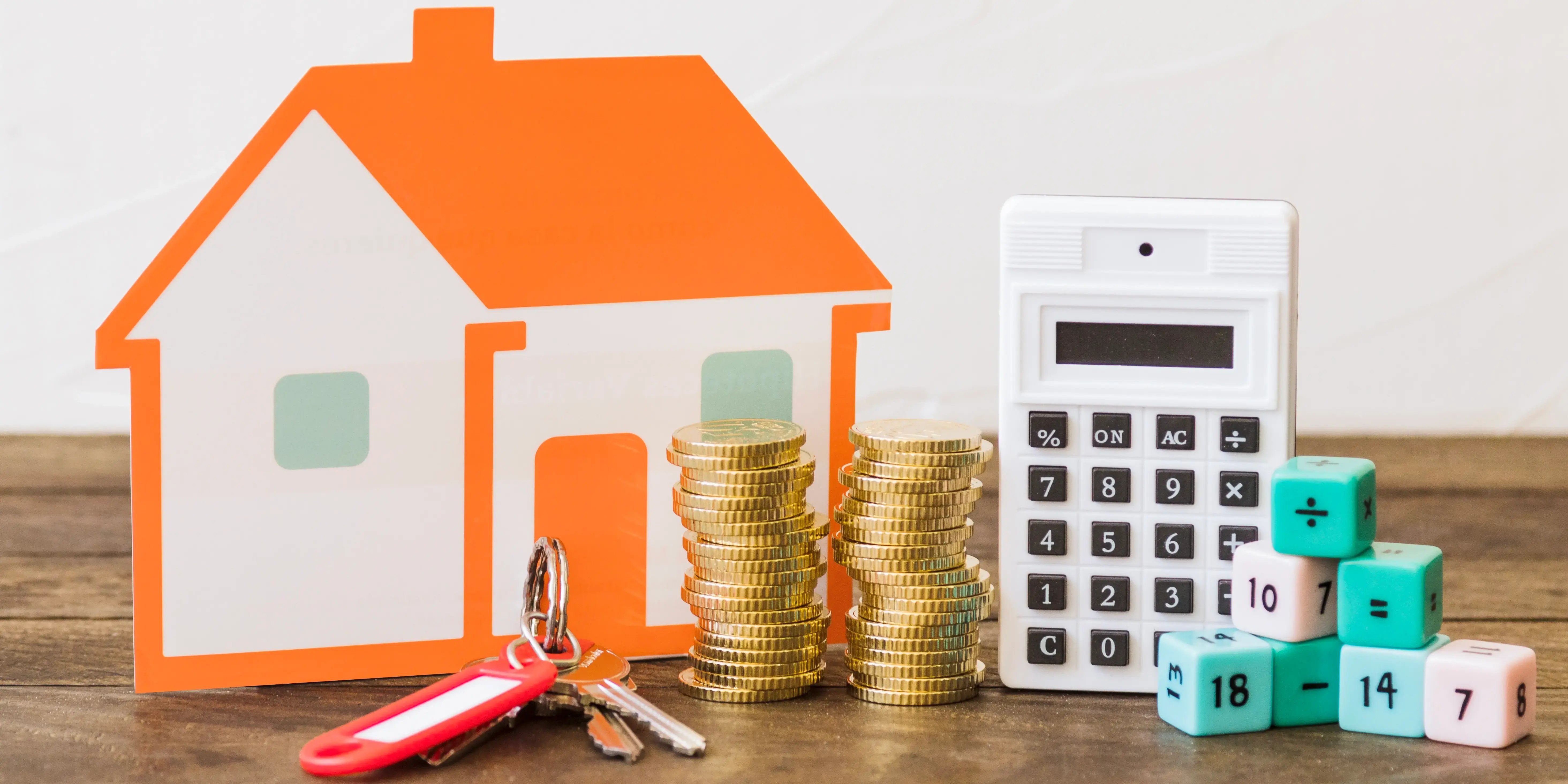 Casa con calculadora y monedas. Cuantos puntos necesito para una casa