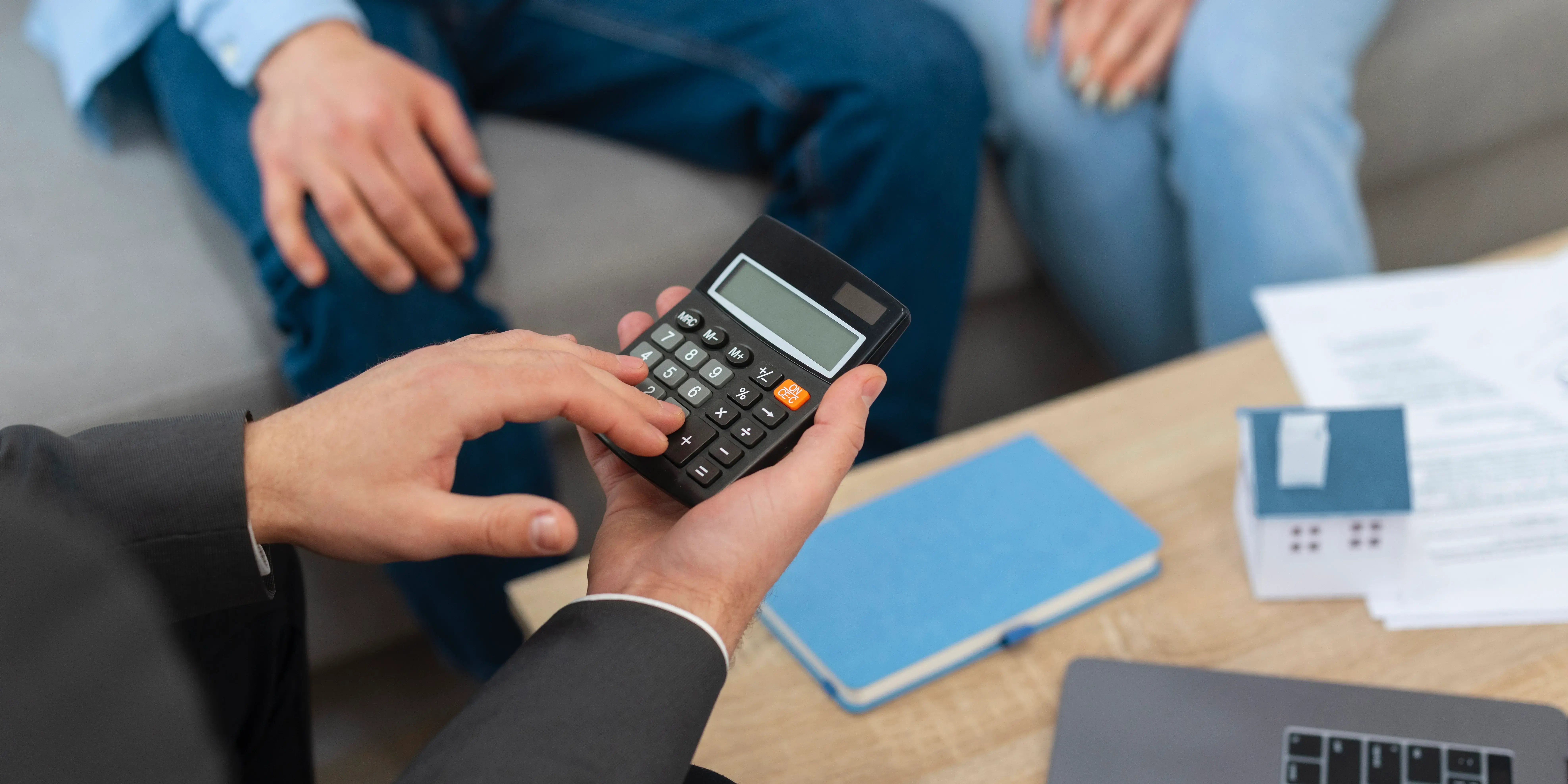 Asesor financiero con una calculadora. HU Lifestyle y Banorte