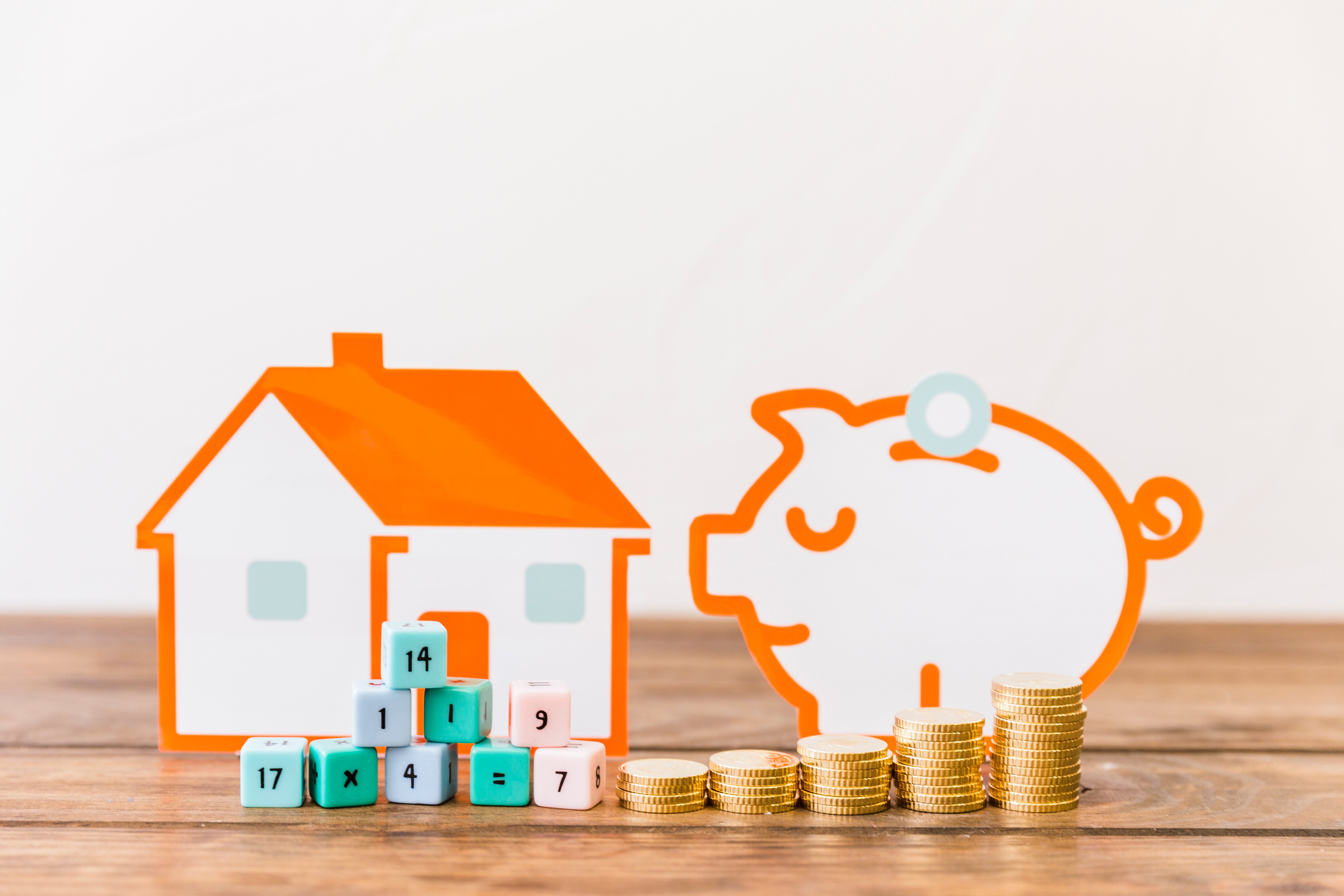 Casa con alcancía y monedas. Buró de crédito