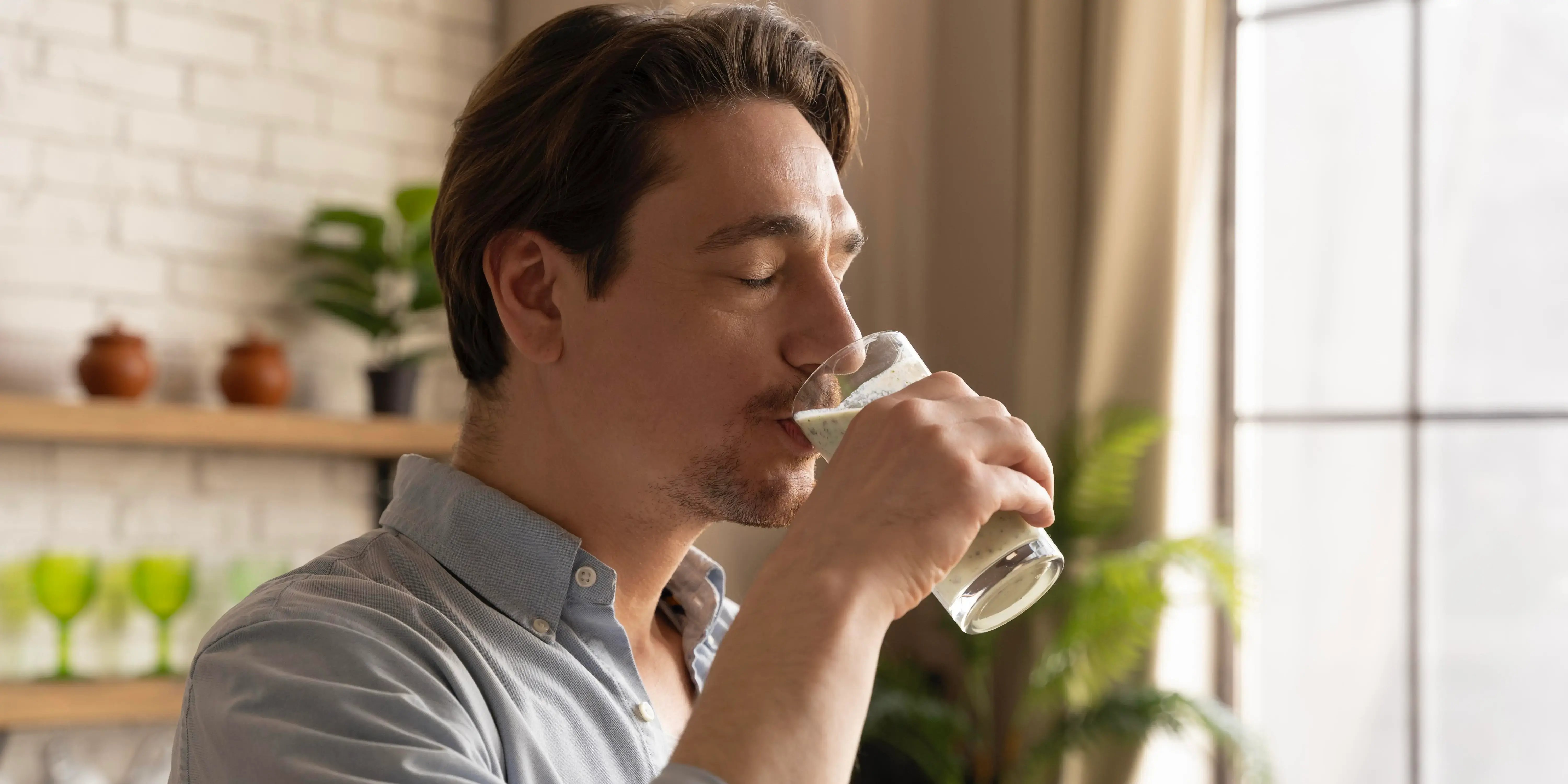 Hombre con vaso de agua. hábitos de vida saludable