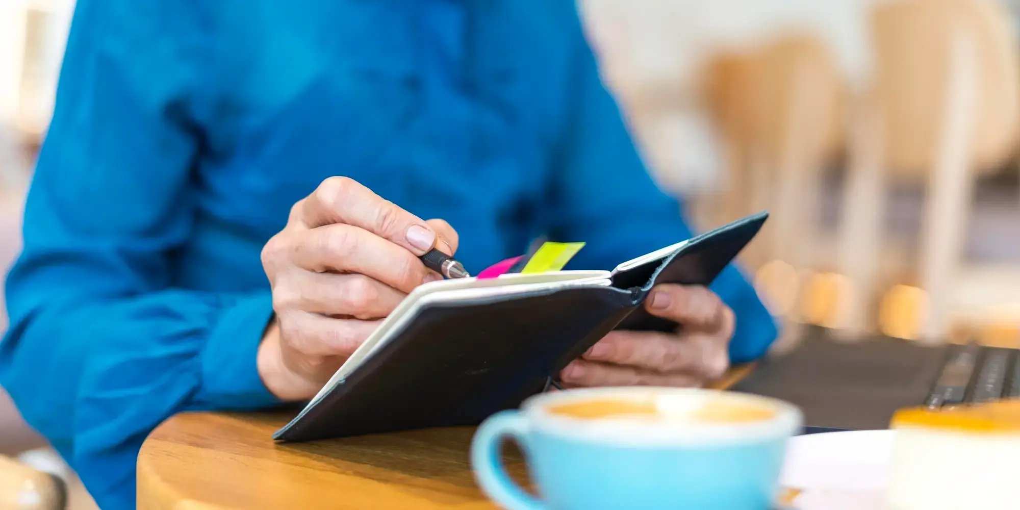 Hombre escribiendo en libreta. Propósitos de Año nuevo