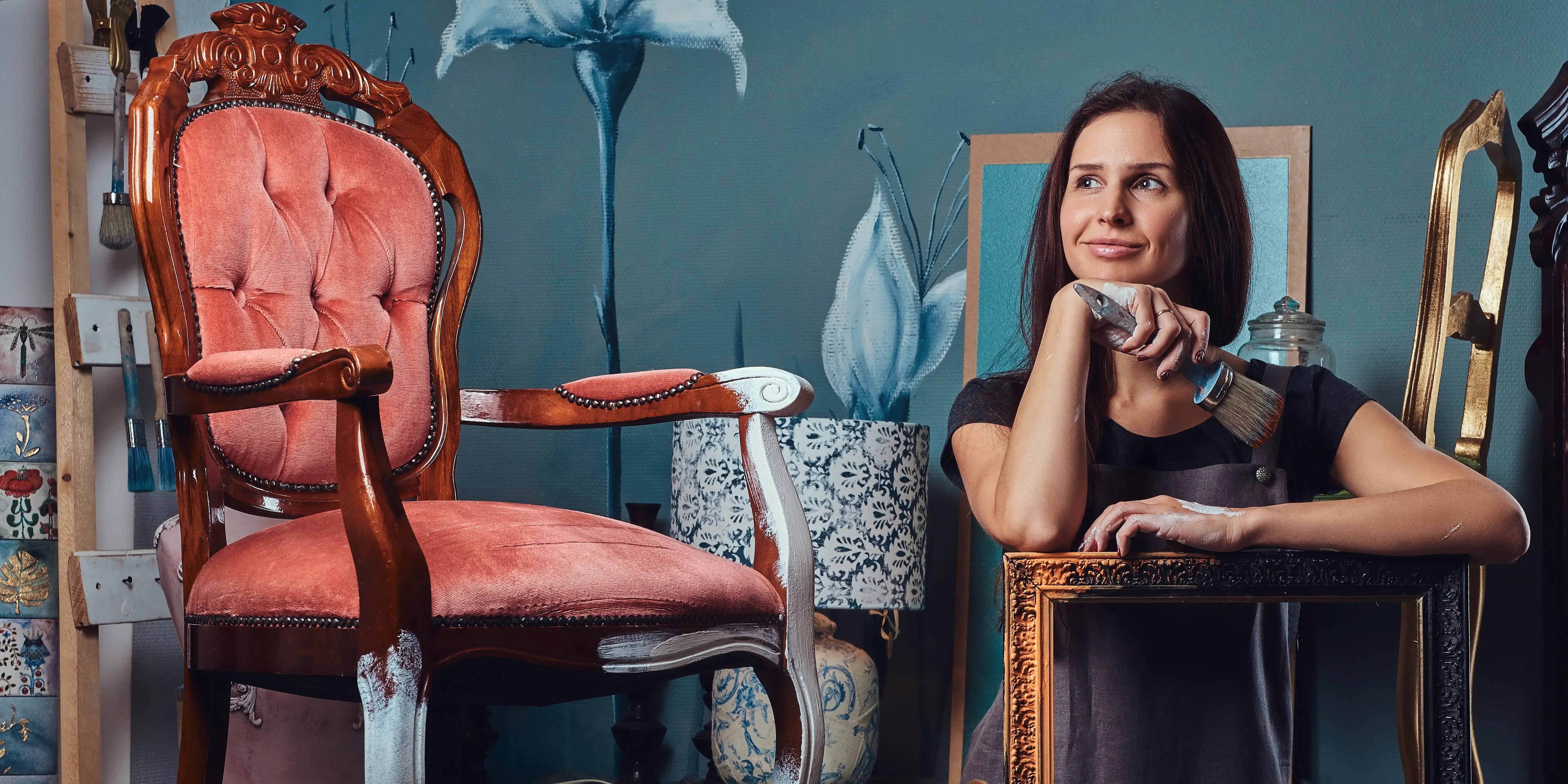 Mujer pintando una silla. Tendencias en muebles