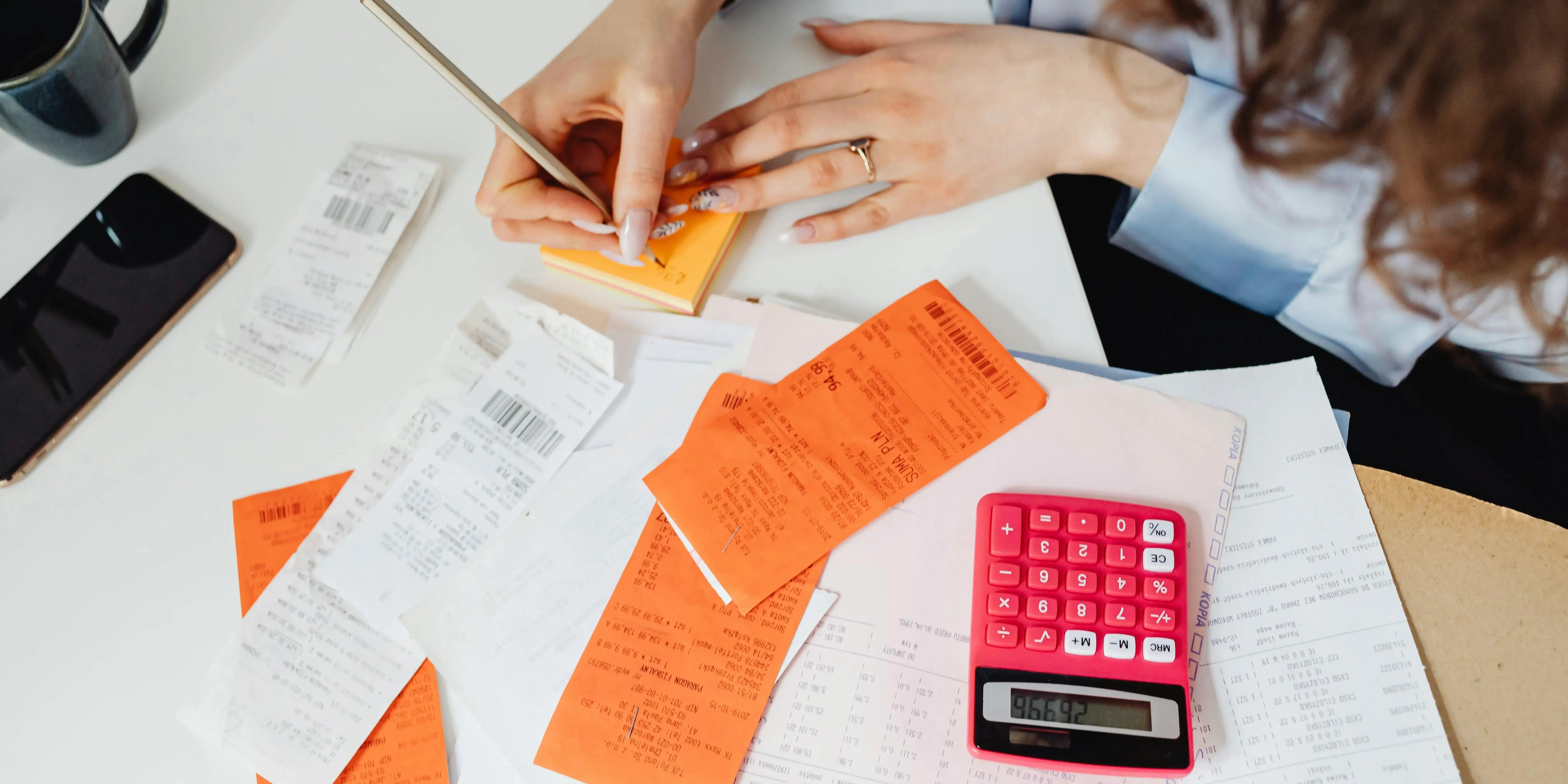 Mujer con calculadora y tickets. Administrar dinero