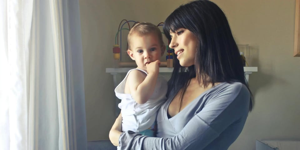 Mamá e hijo en su departamento. Comprar casa o departamento siendo mamá: lo que debes considerar