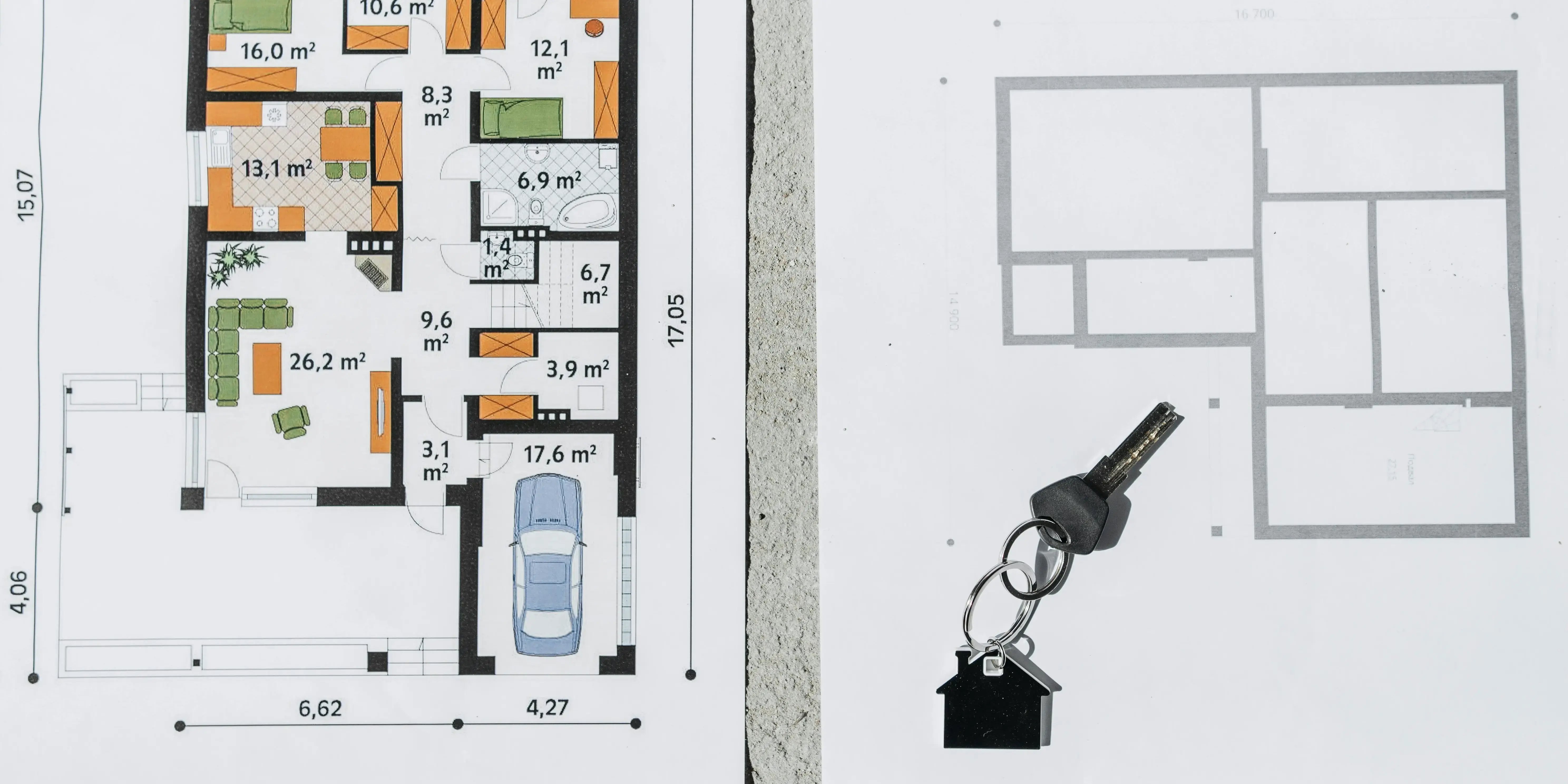 Planos de una casa con llaves que muestran el interior de una casa. Ahorra y gana dinero con tus inversiones en bienes raíces