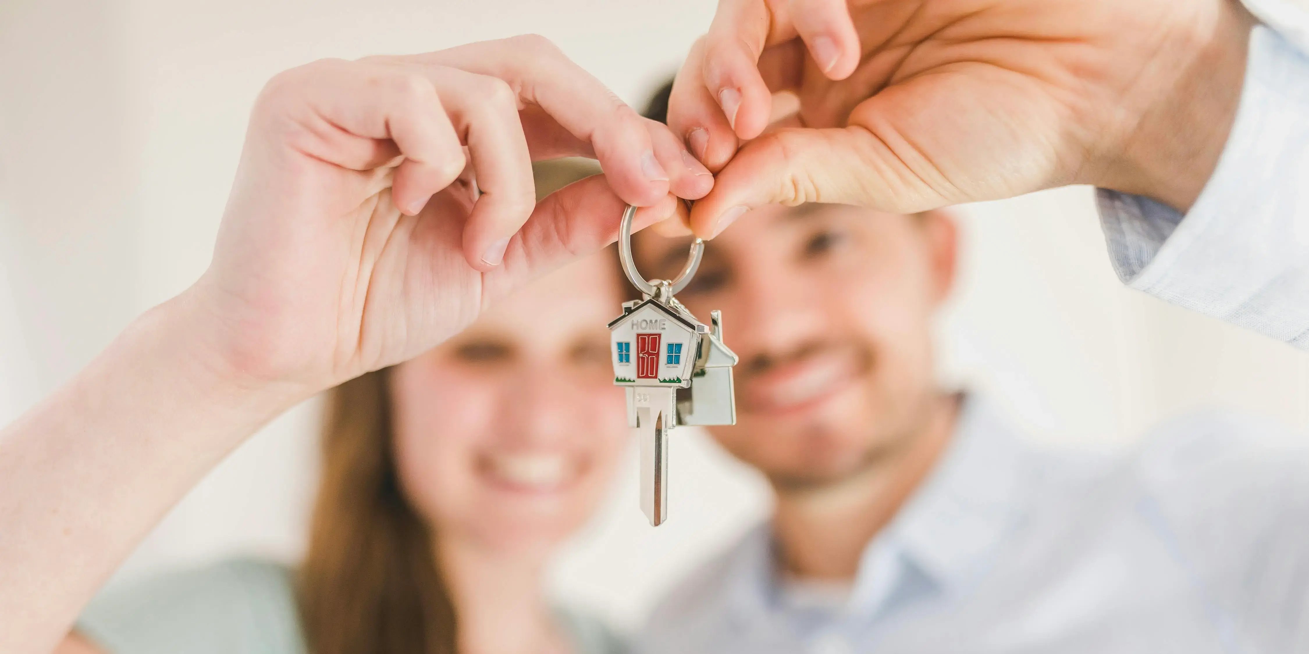 Pareja con llaves de su casa nueva. Buen Mes