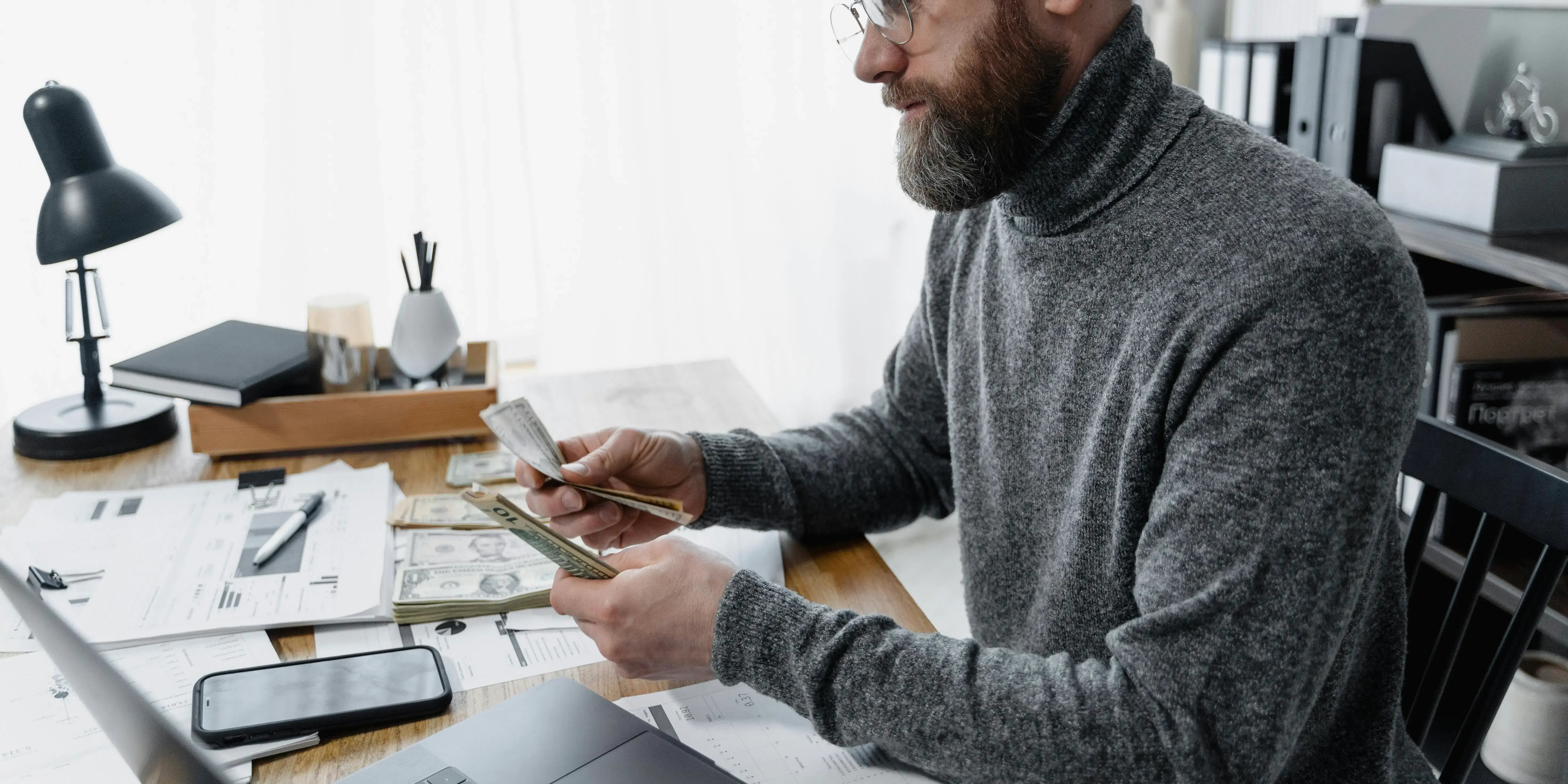 Hombre contando billetes. Administrar dinero