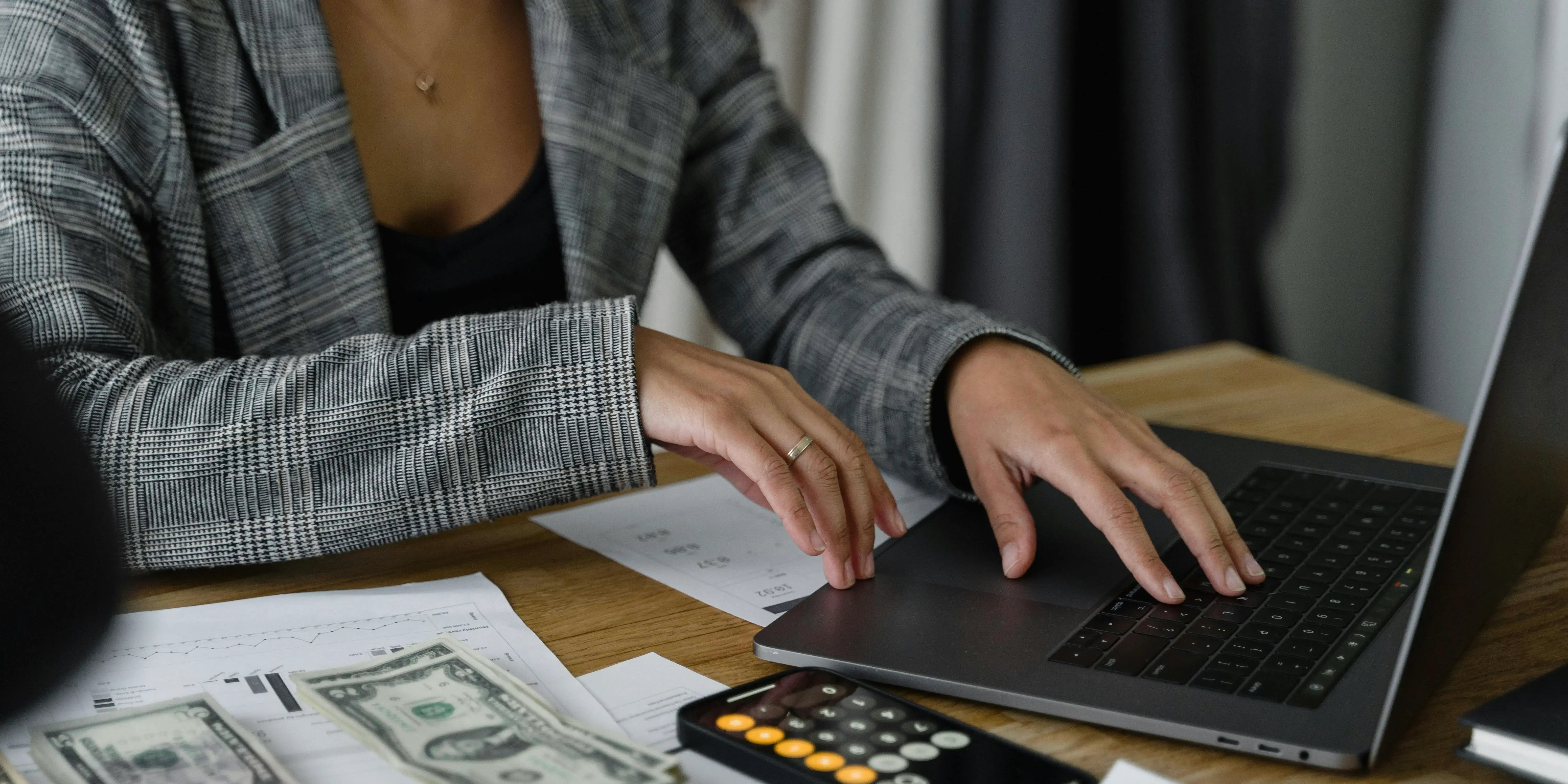 Mujer en computadora. invertir mi dinero y multiplicarlo