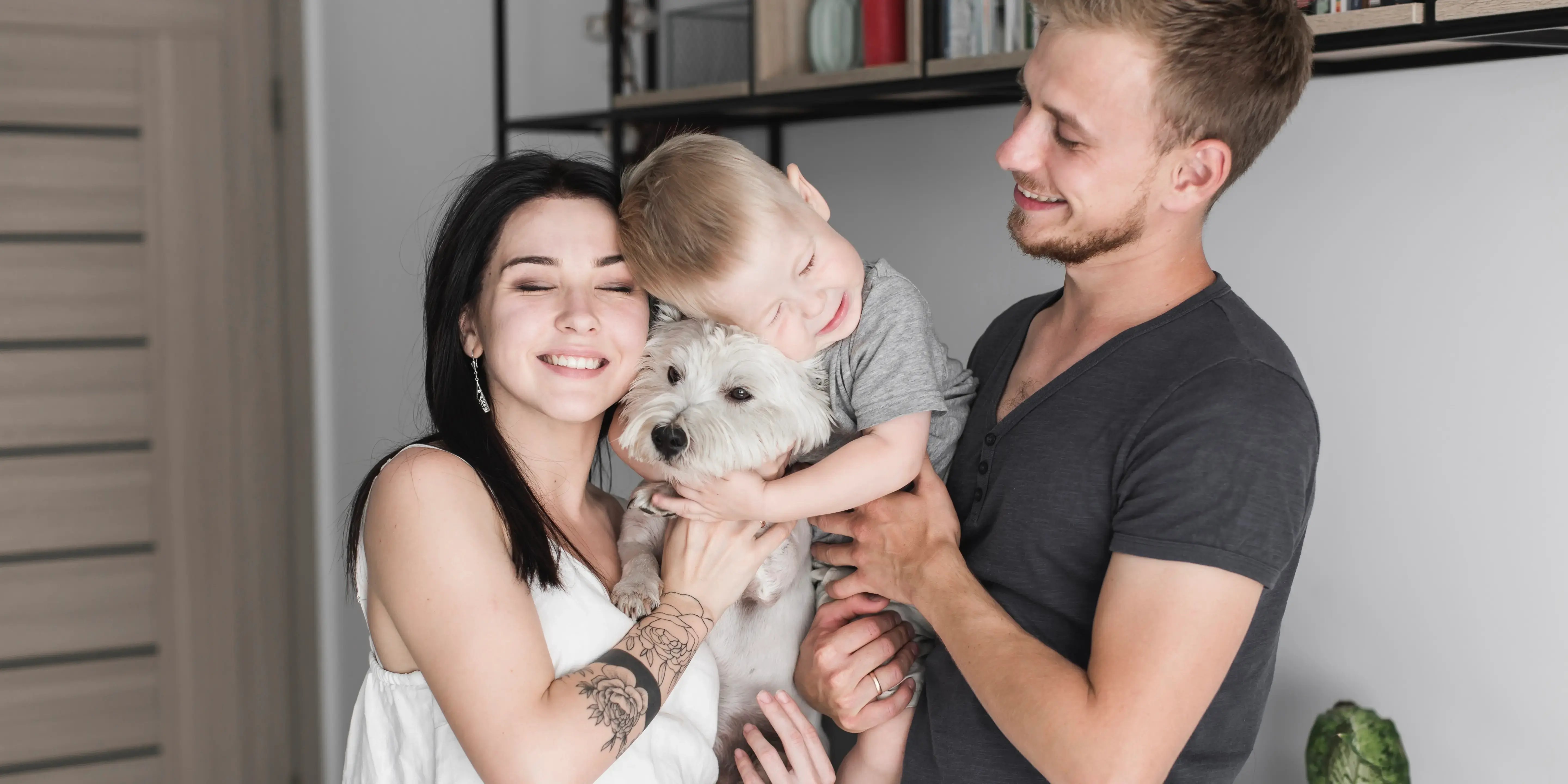 Familia feliz con perro. ¿Cómo influye la vivienda en la calidad de vida?