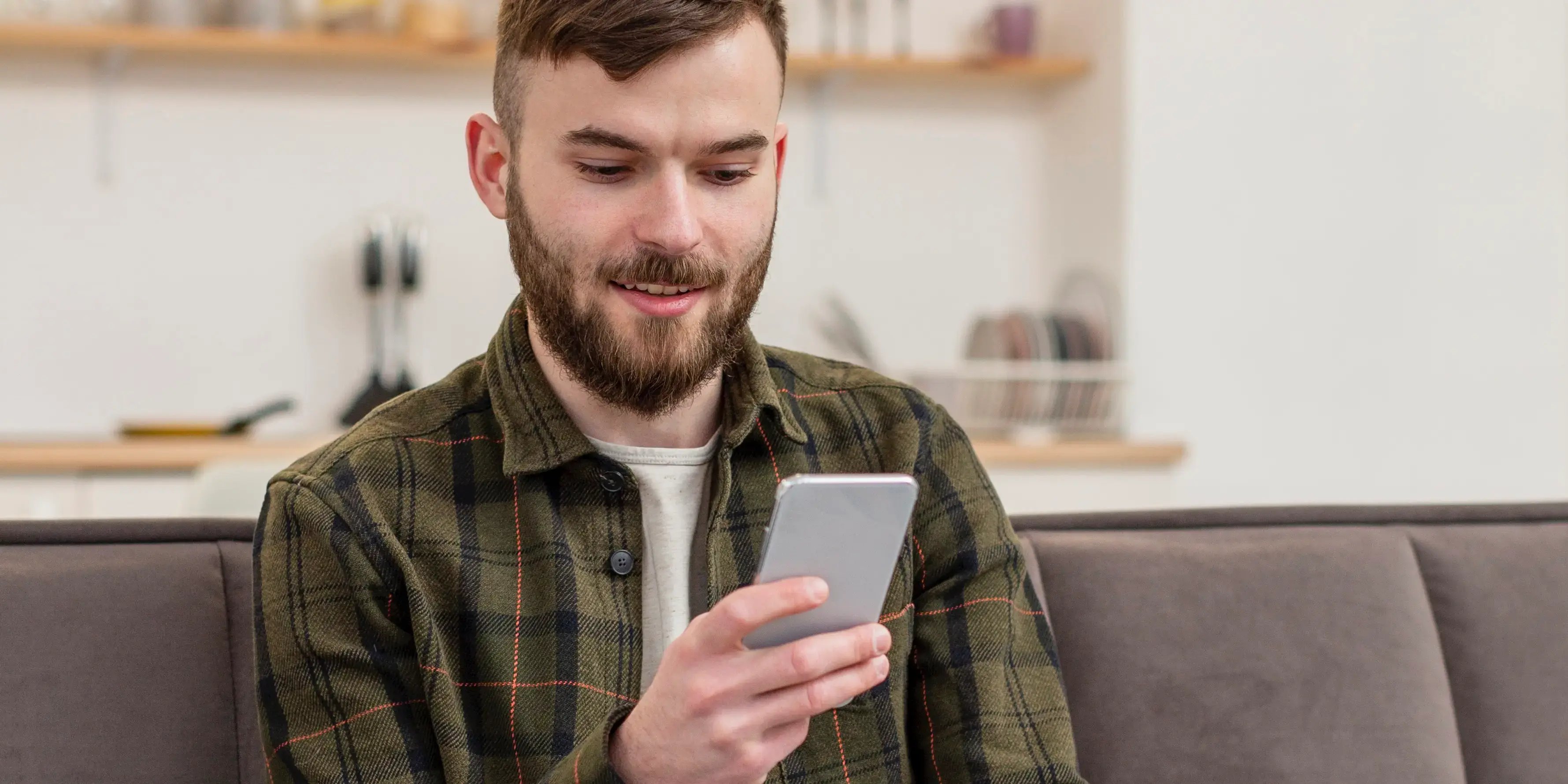 Hombre con celular. Metas financieras