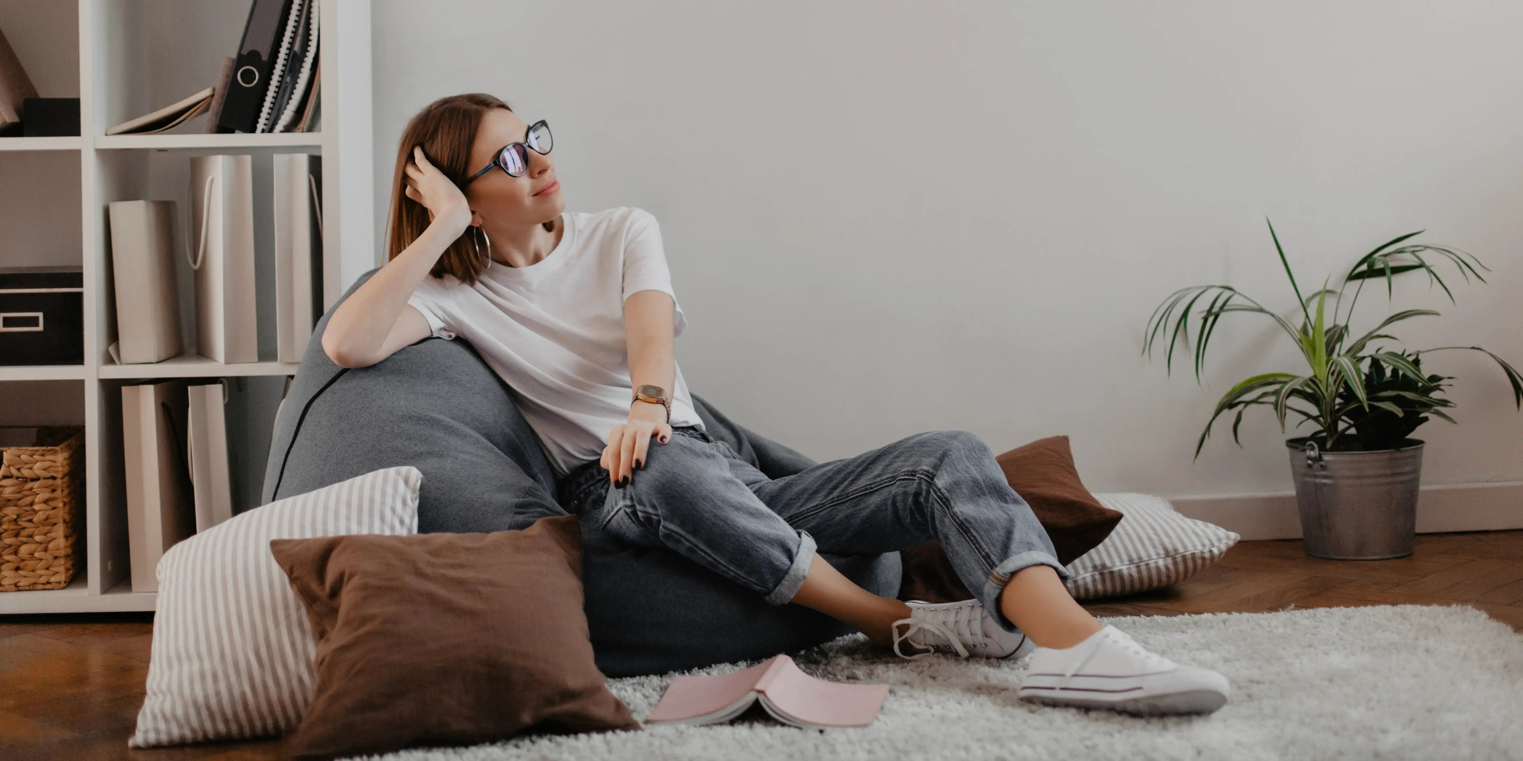 Mujer descansando en el piso La importancia de la comodidad en el hogar