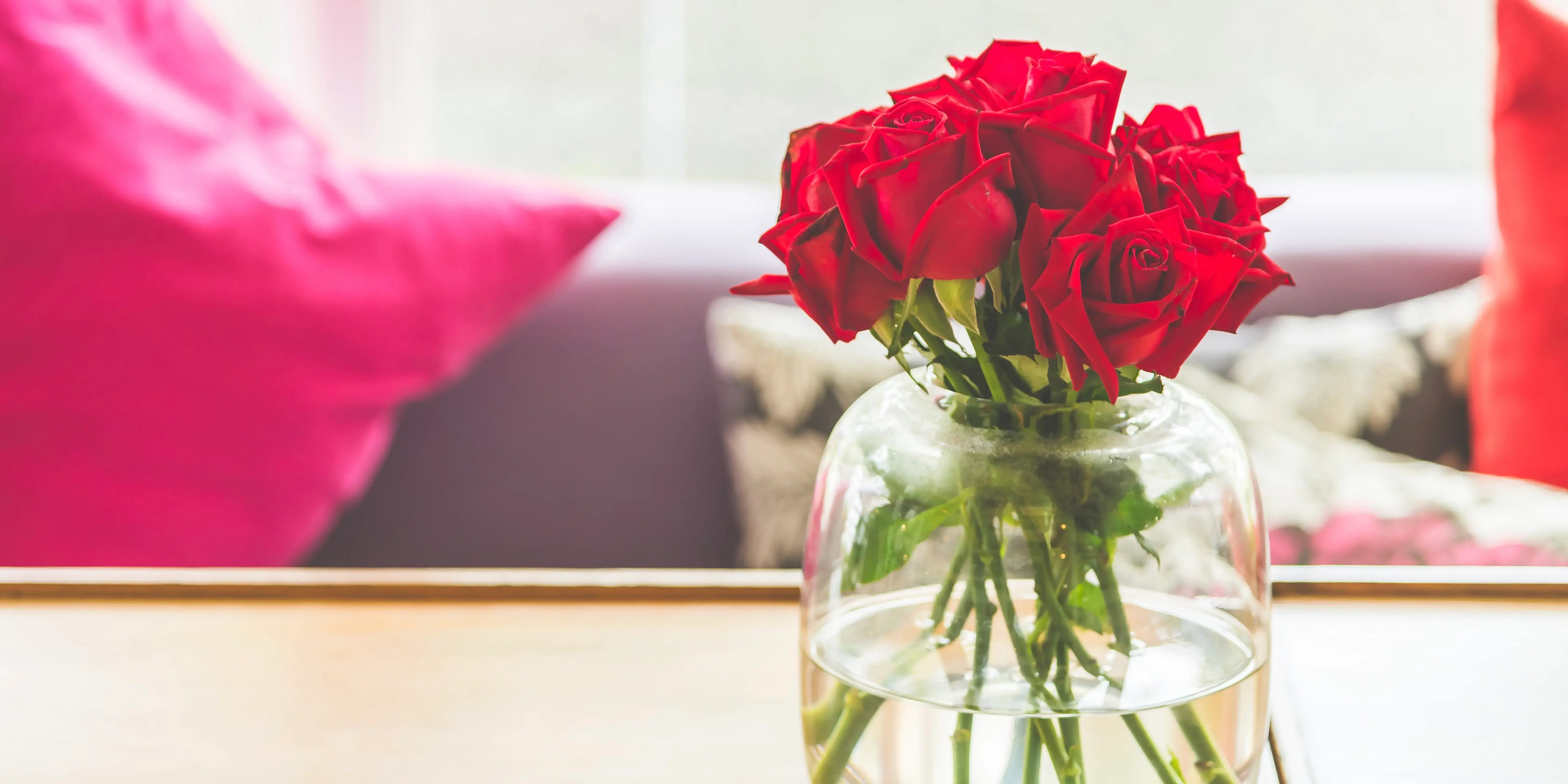 Florero con rosas rojas. Ambientar tu casa este 14 de febrero