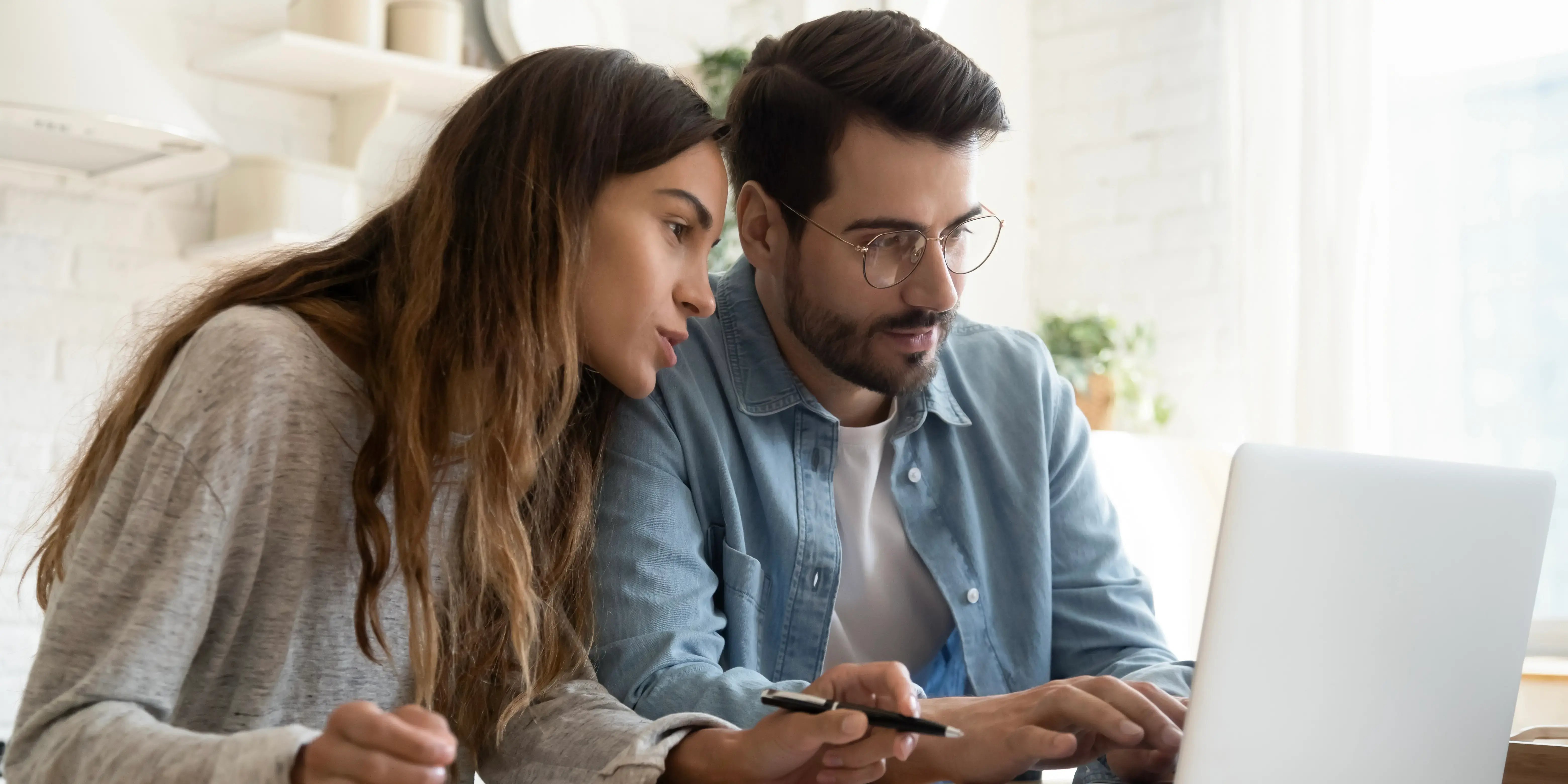 Pareja en el sillón viendo la computadora. estado de cuenta | consulta afore fovissste