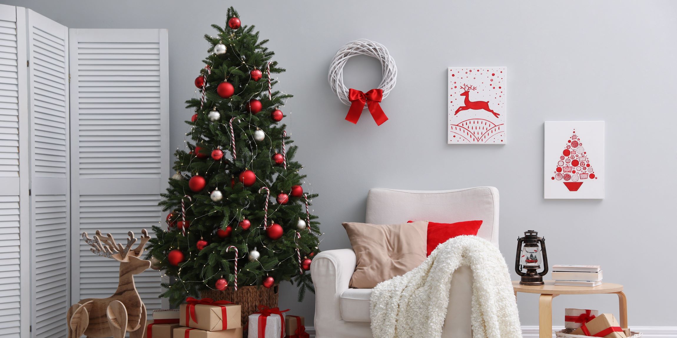 Decoración navideña. Interior de una casa con adornos navideños, es un entorno moderno y sofisticado para pasar la navidad. 