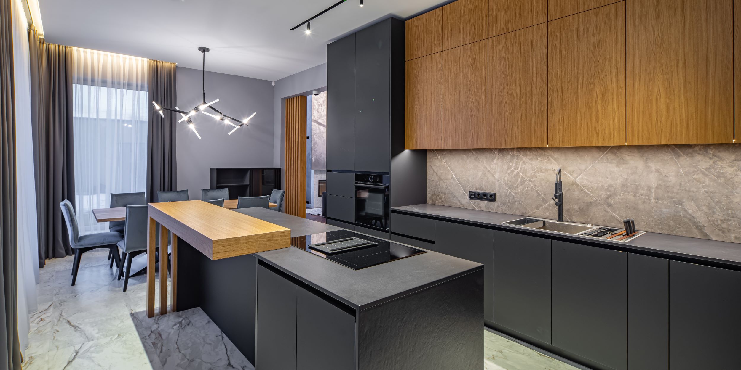 Diseños modernos para tu cocina. Ideas. Cocina moderna con acabados de madera, granito y azulejos. Lámparas modernas.