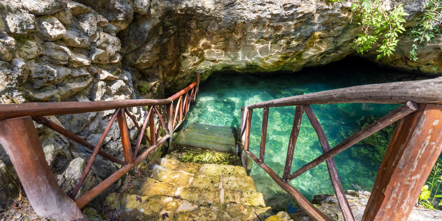 Cenote Casa Tortuga cerca de Tulum y Playa del Carmen, una popular atracción turística para el turismo local e internacional.