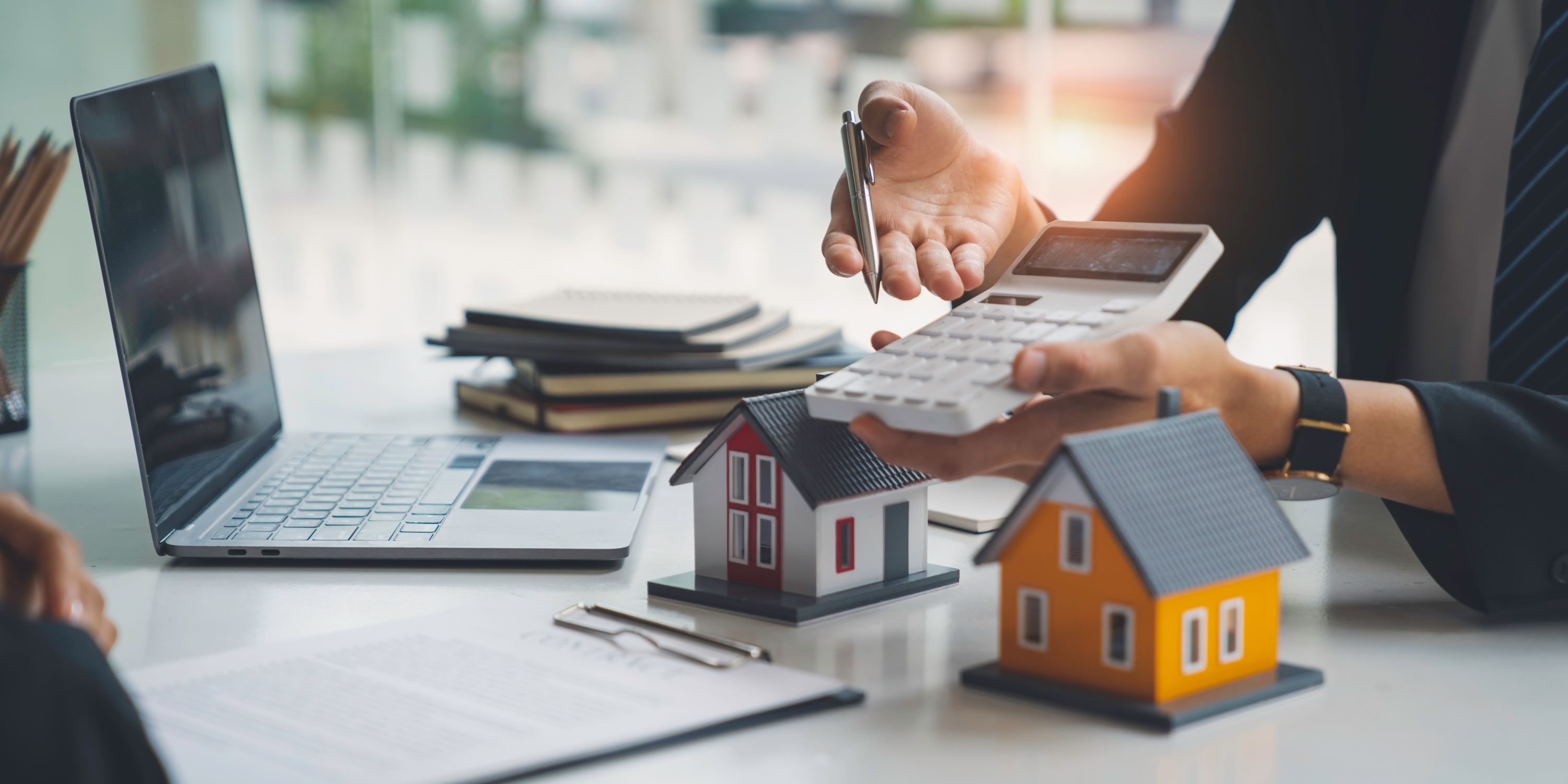 Cofinanciamiento para comprar casa. Un asesor bancario está haciendo cálculos para que su cliente compre casa.