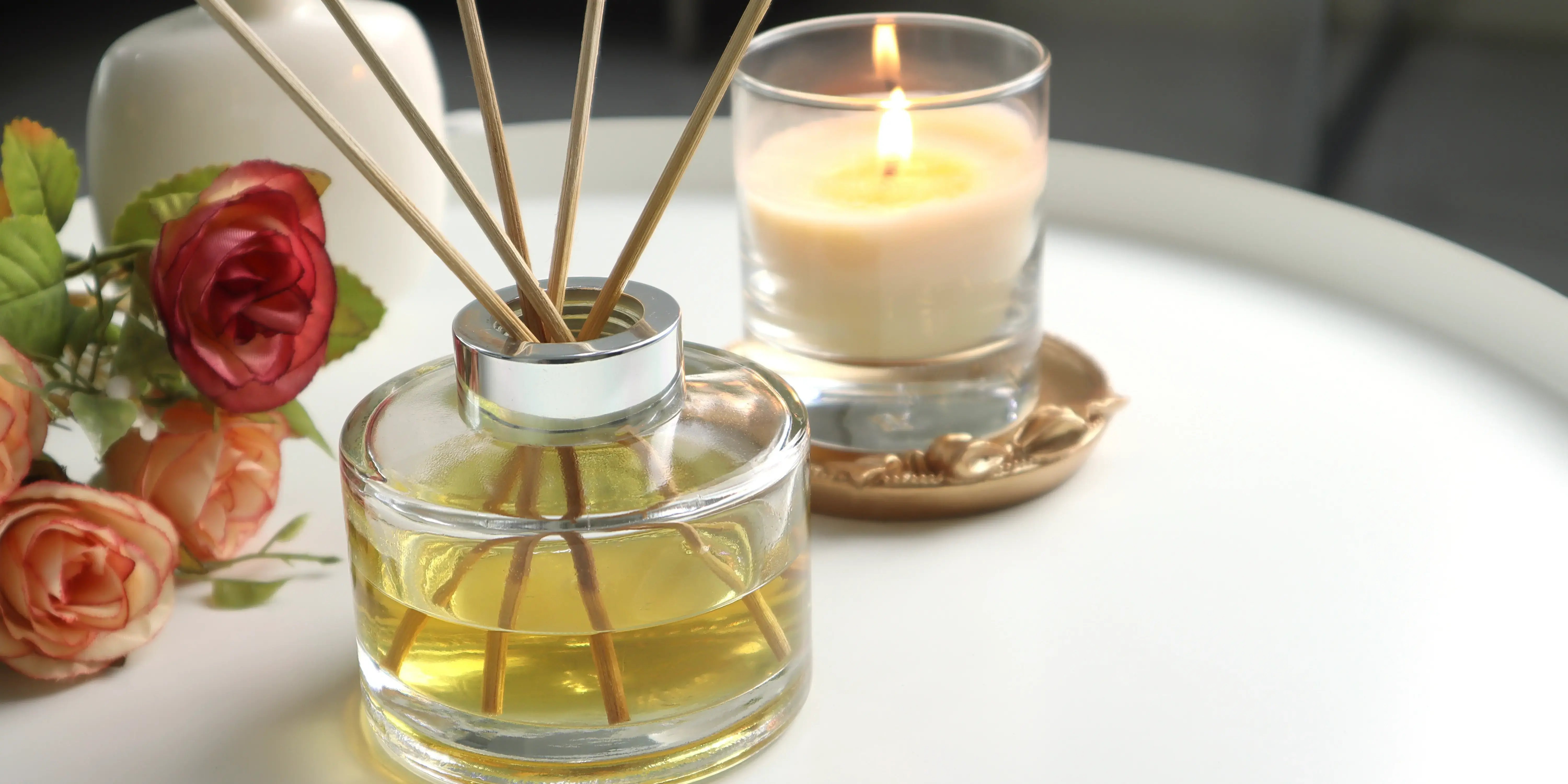 Velas, difusor de aceite y rosas sobre una mesa. Decorar departamento San Valentín