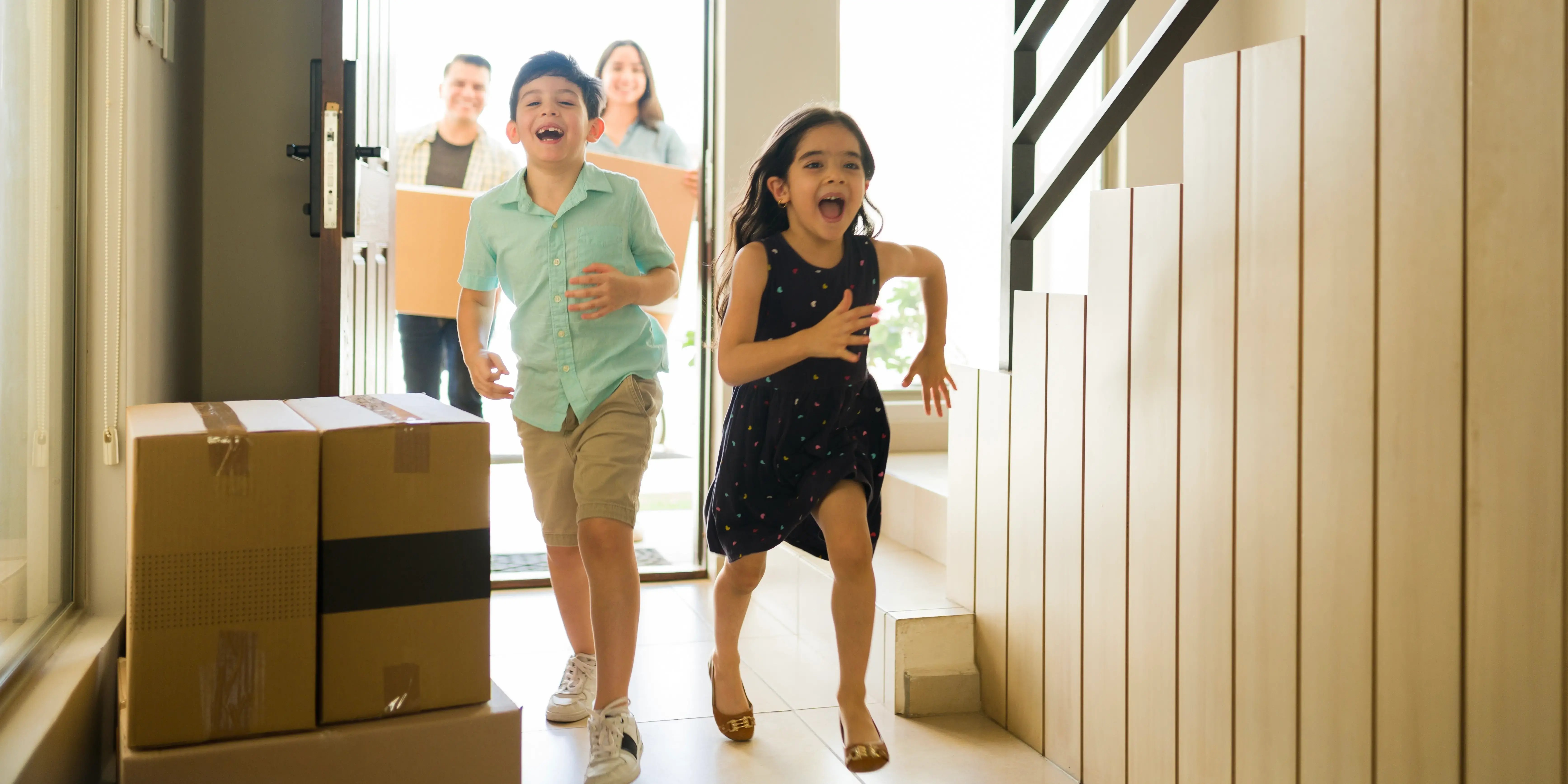 Niños entrando felices a casa. Beneficios de vivir en casa duplex