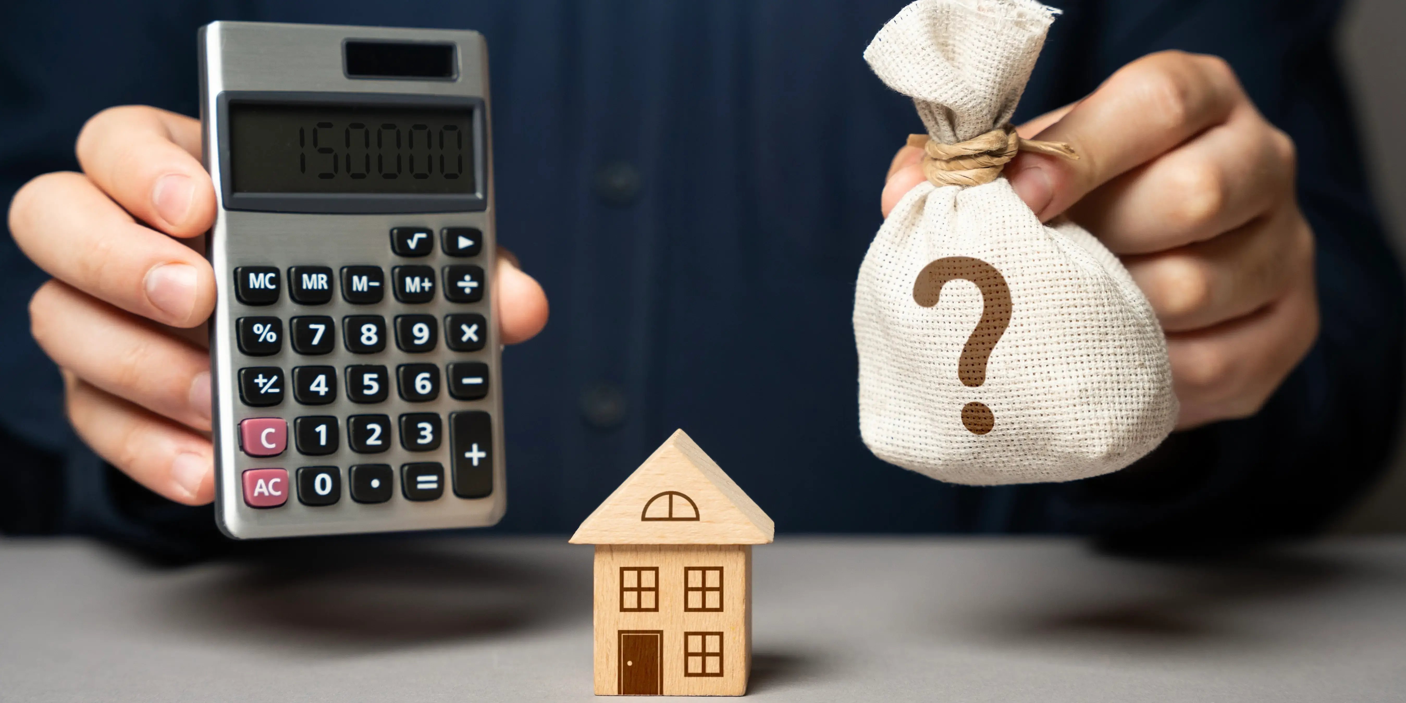 Calculadora y costal de dinero con signo de interrogación. Capacidad de endeudamiento