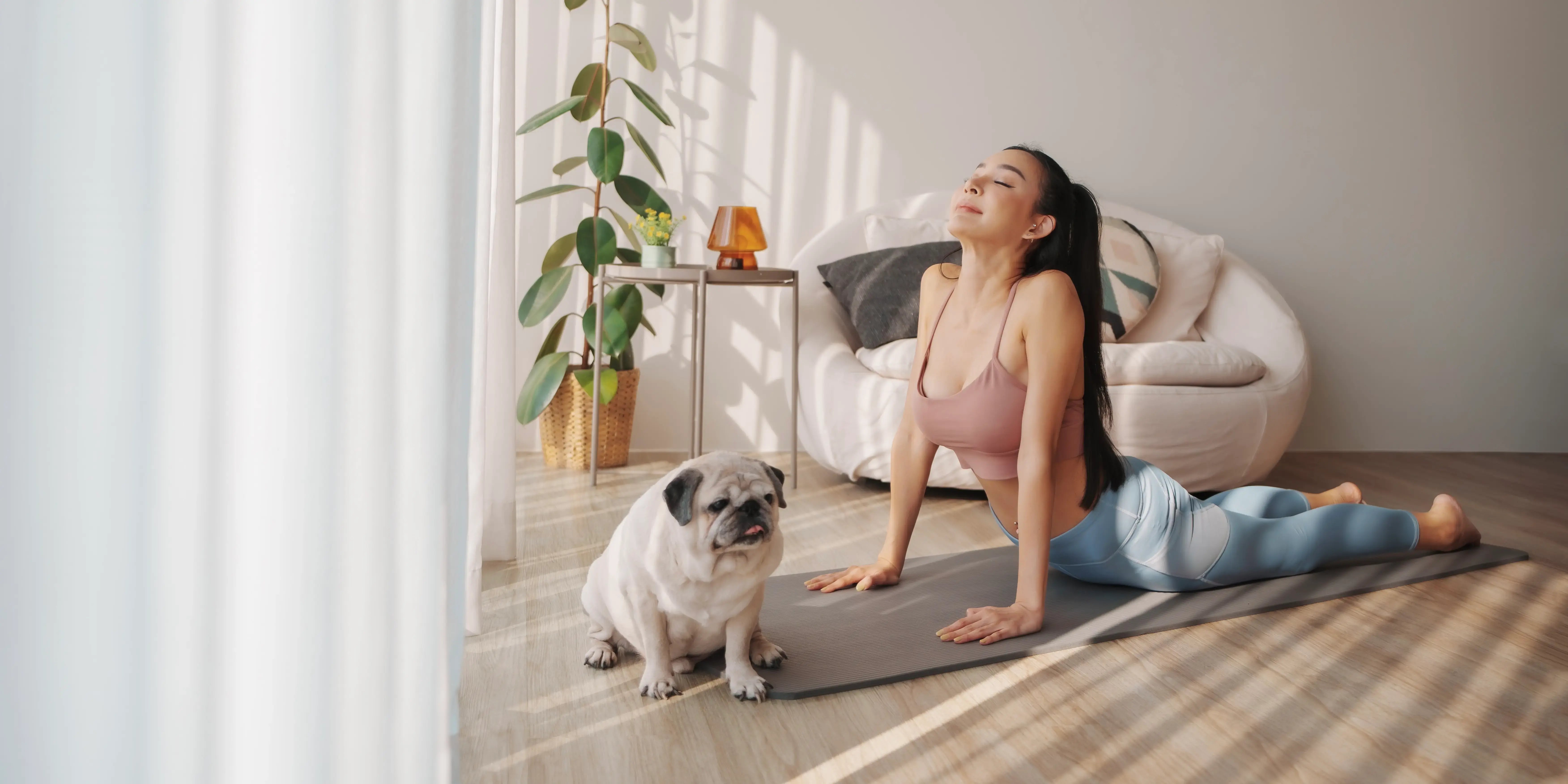 Mujer practicando yoga. Descanso activo