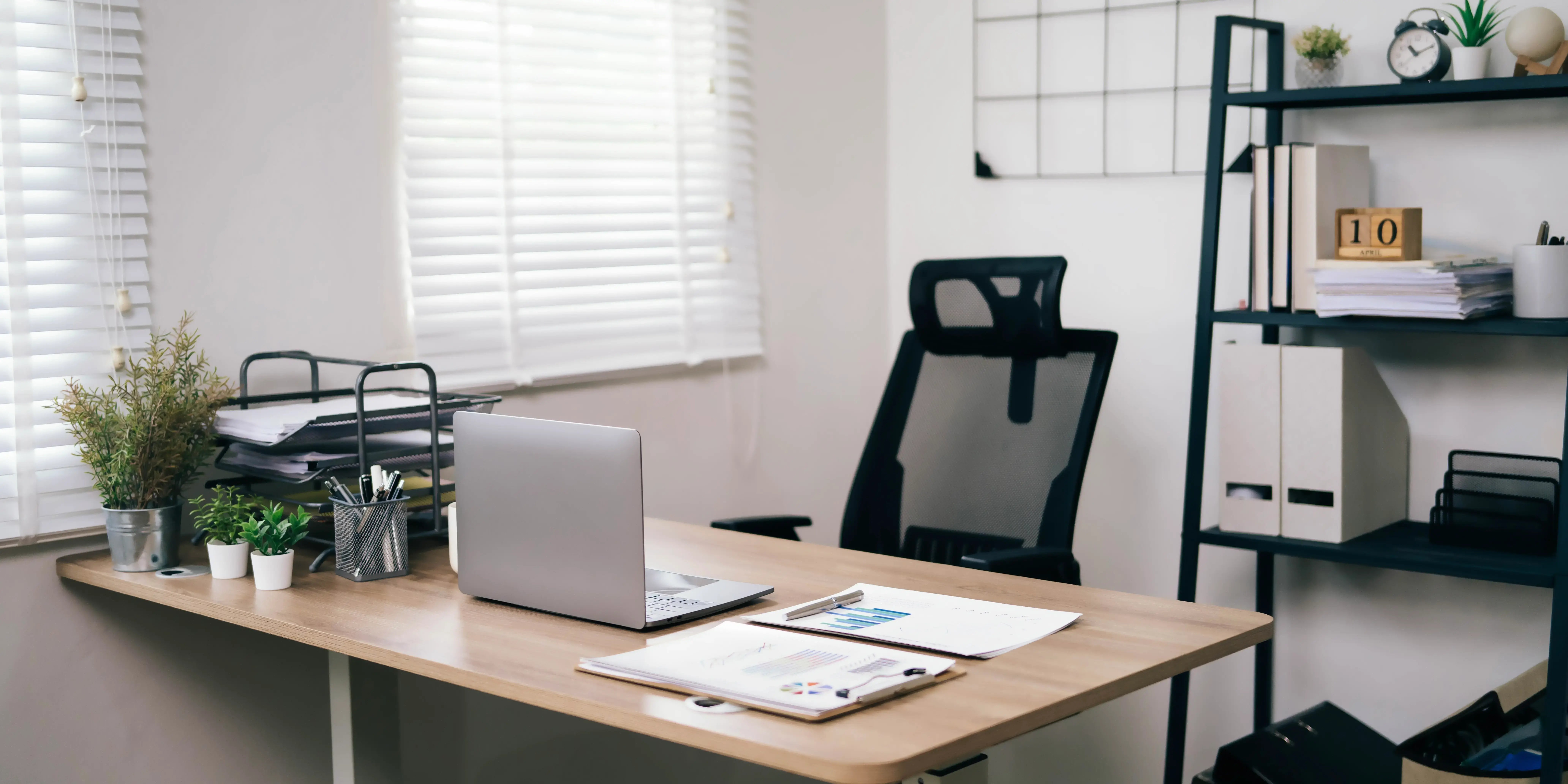 Escritorio y silla. Oficina en casa