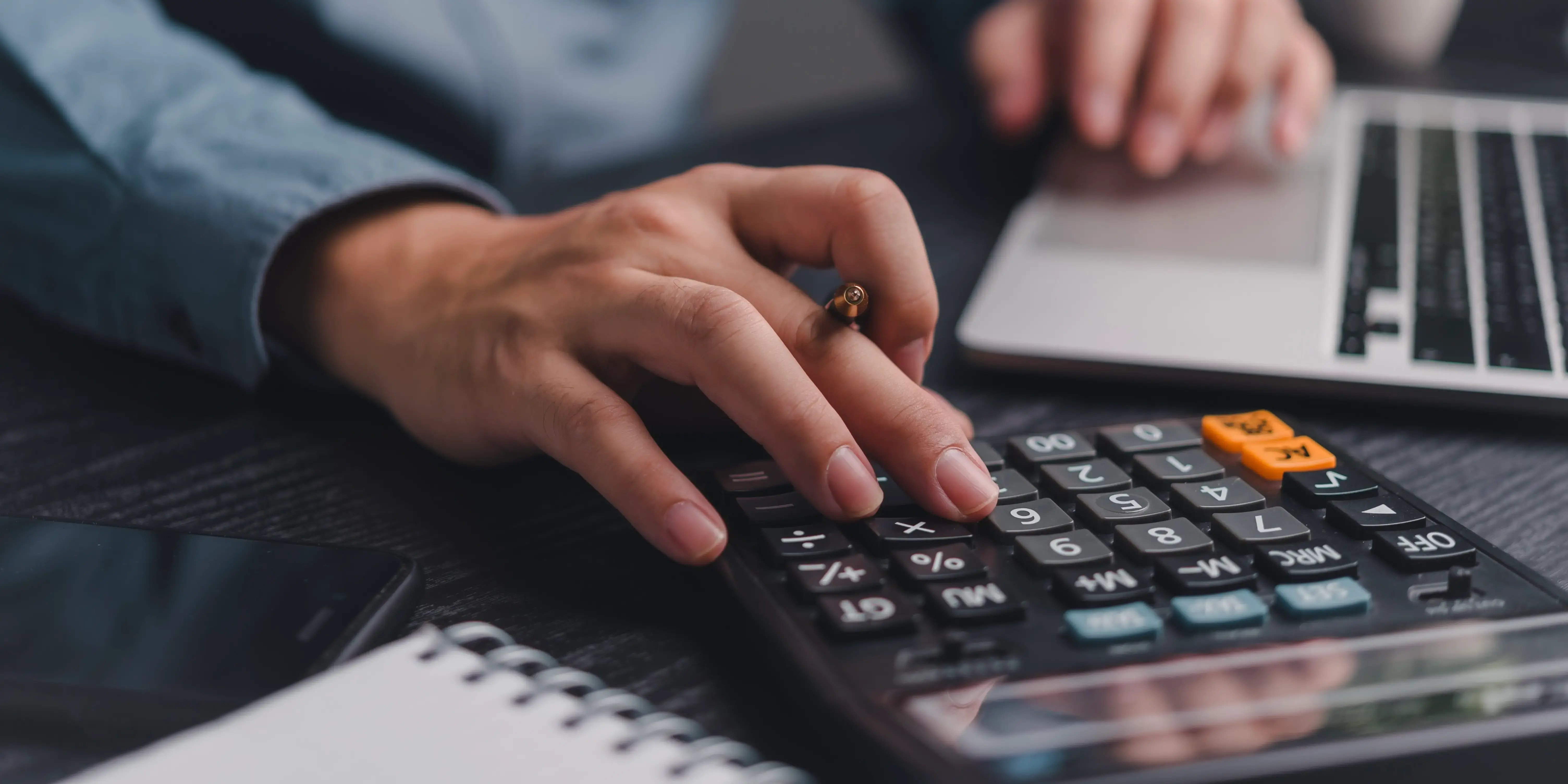 Persona en calculadora sacando cuentas. Capacidad de endeudamiento