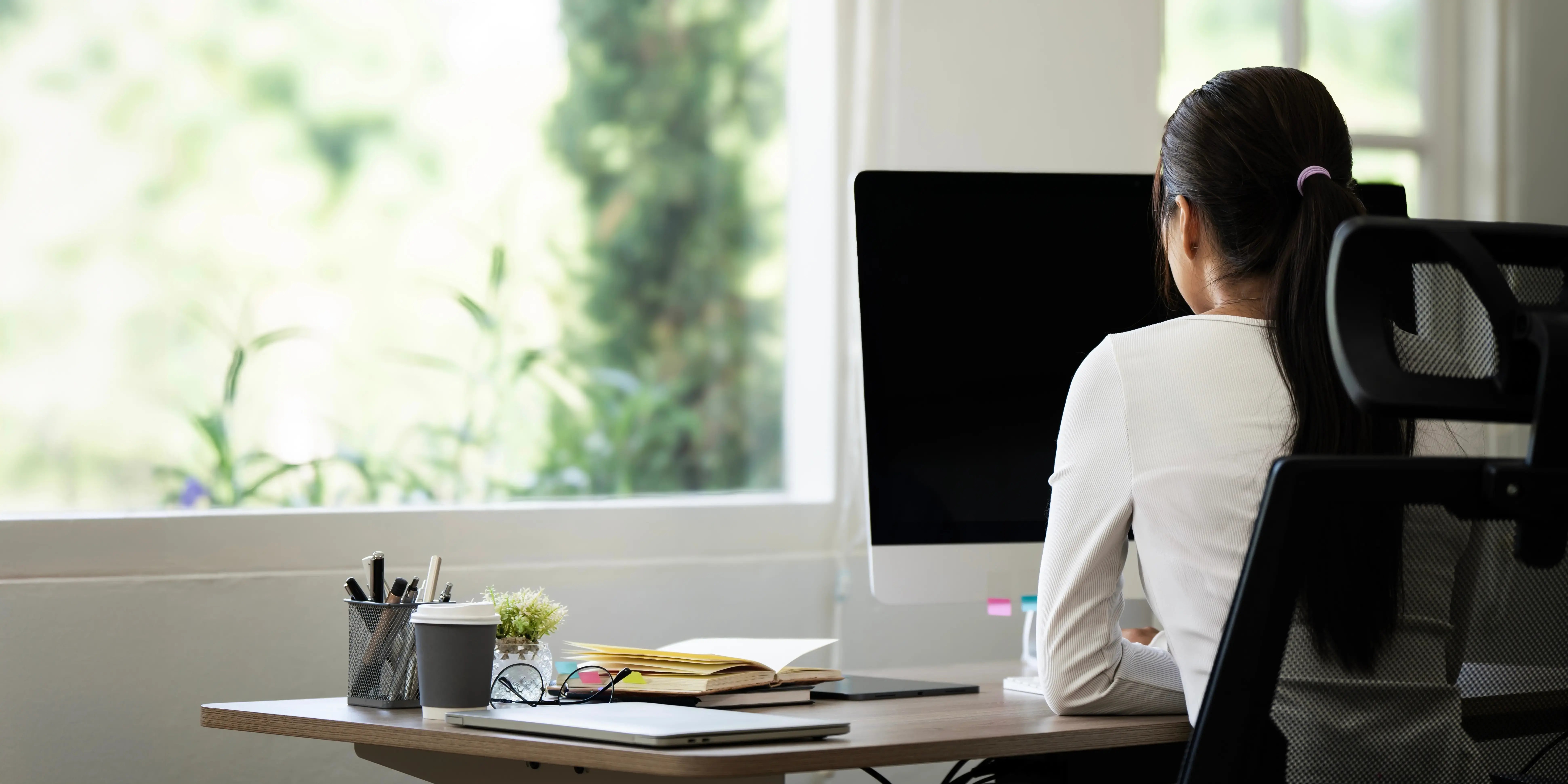 Mujer en computadora. Oficina en casa