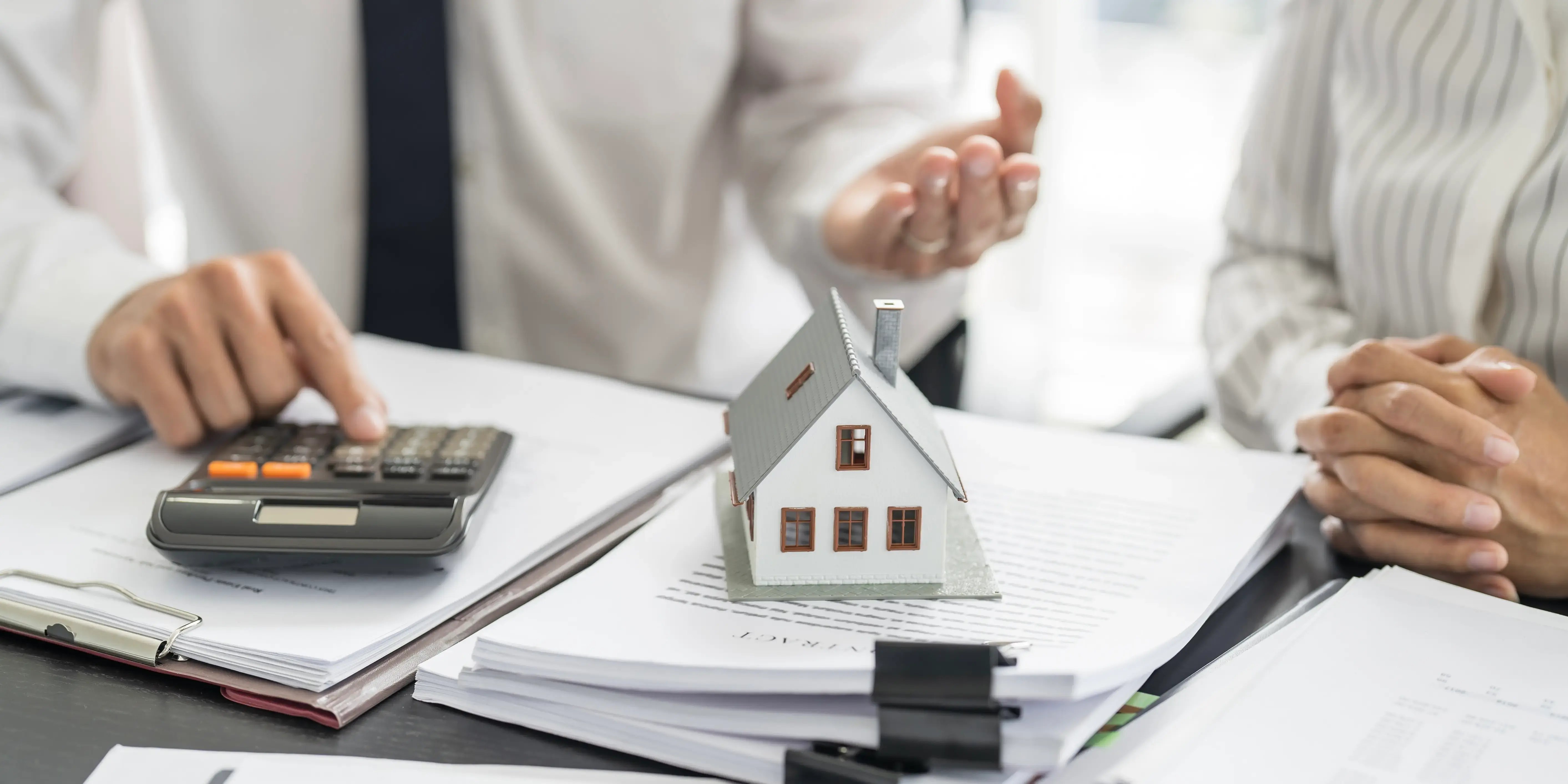 Experto hipotecario con calculadora y trámites para comprar una casa. Deja de rentar