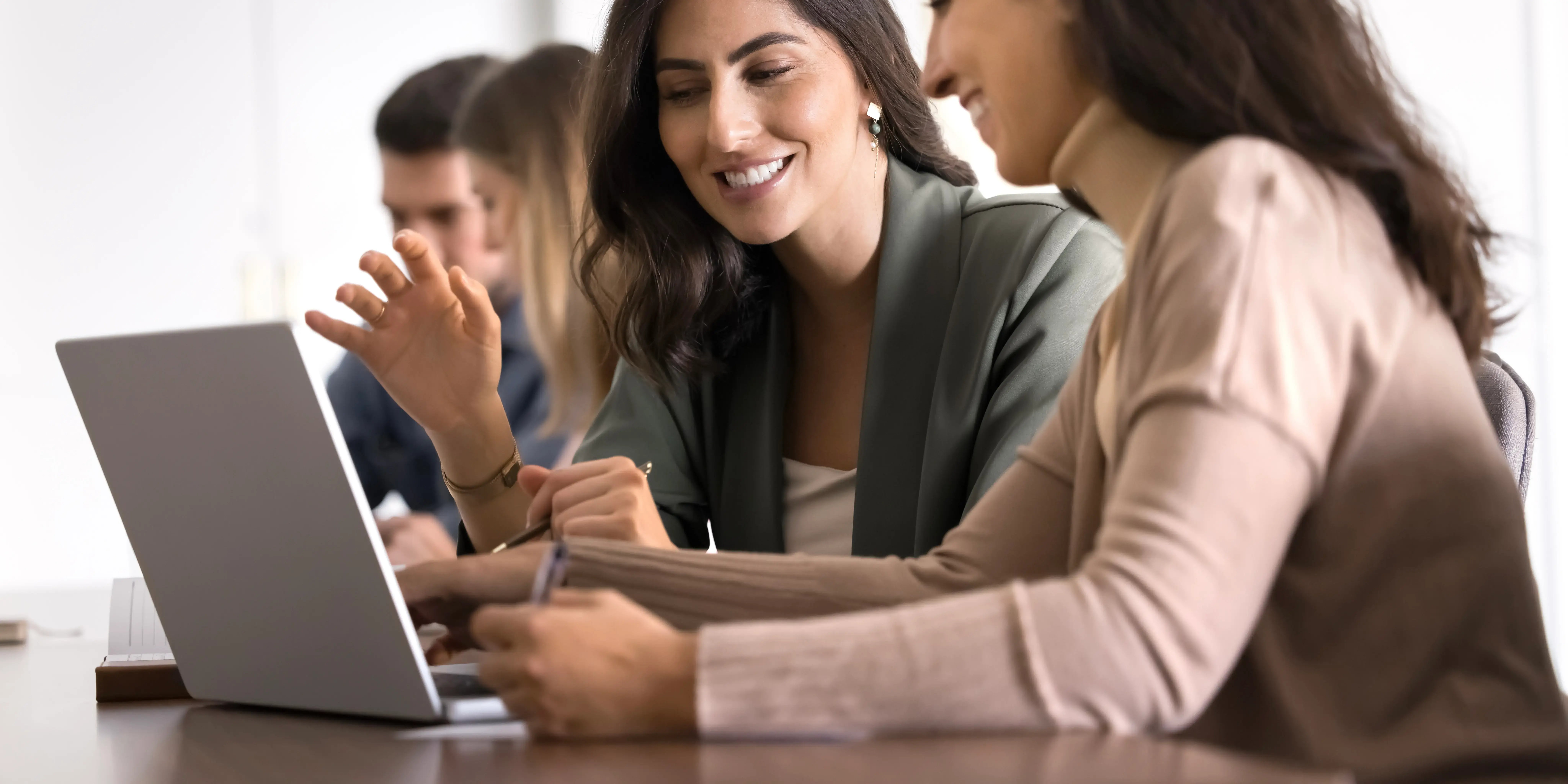 Mujeres en una computadora. Invertir en bienes raíces