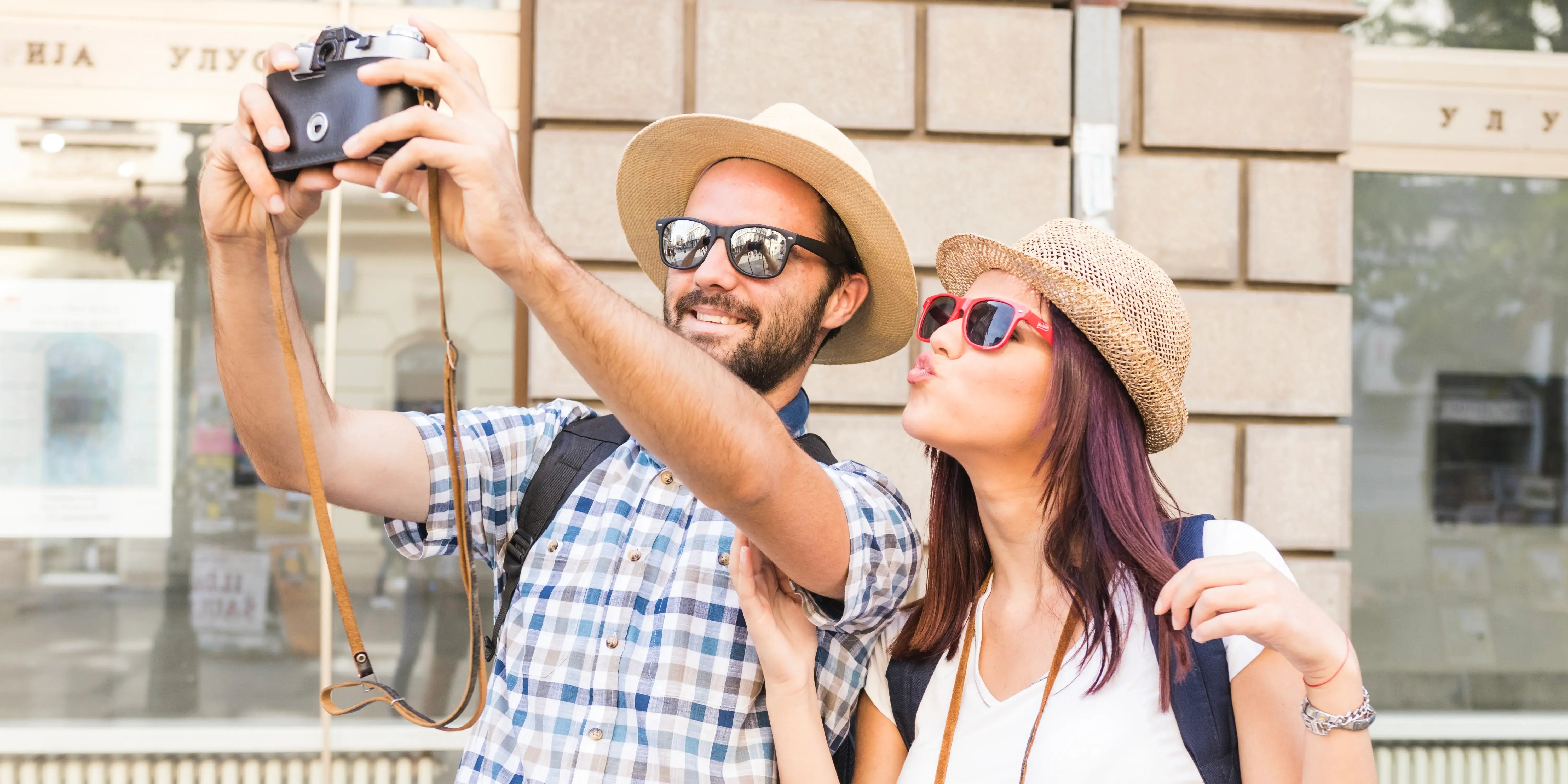 Pareja sonriendo a la cámara. Fotos viajes