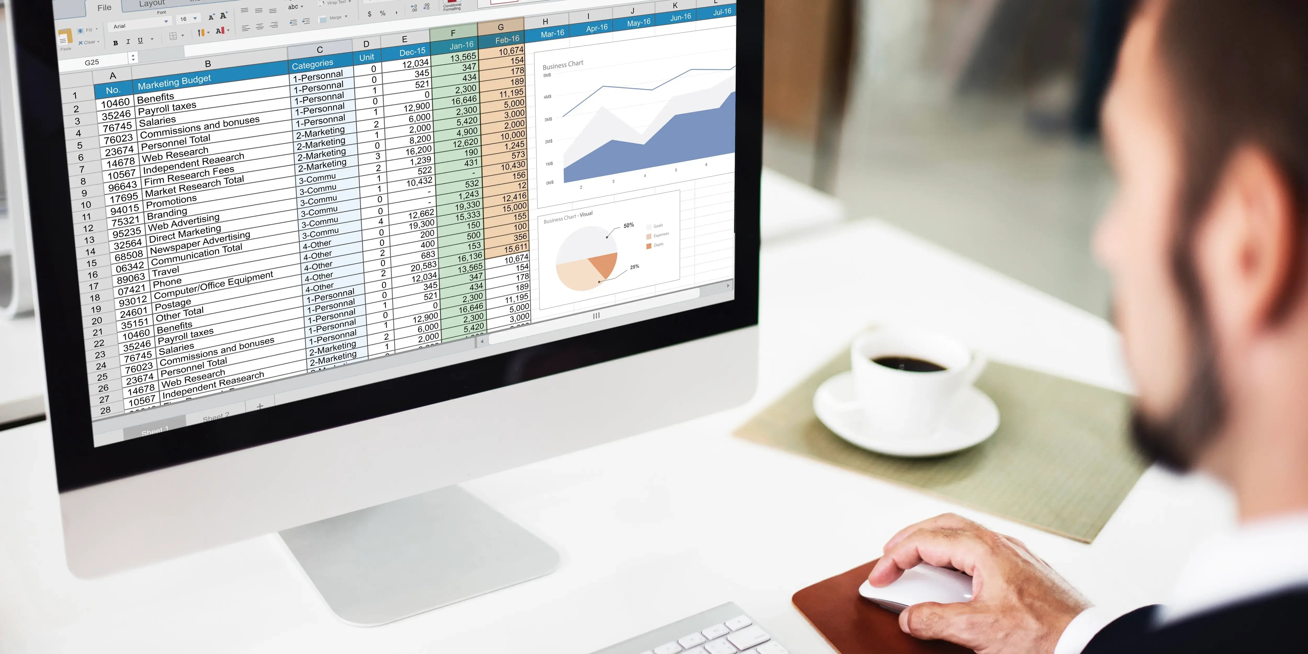 Hombre en computadora en tabla de excel. Tabla de amortización
