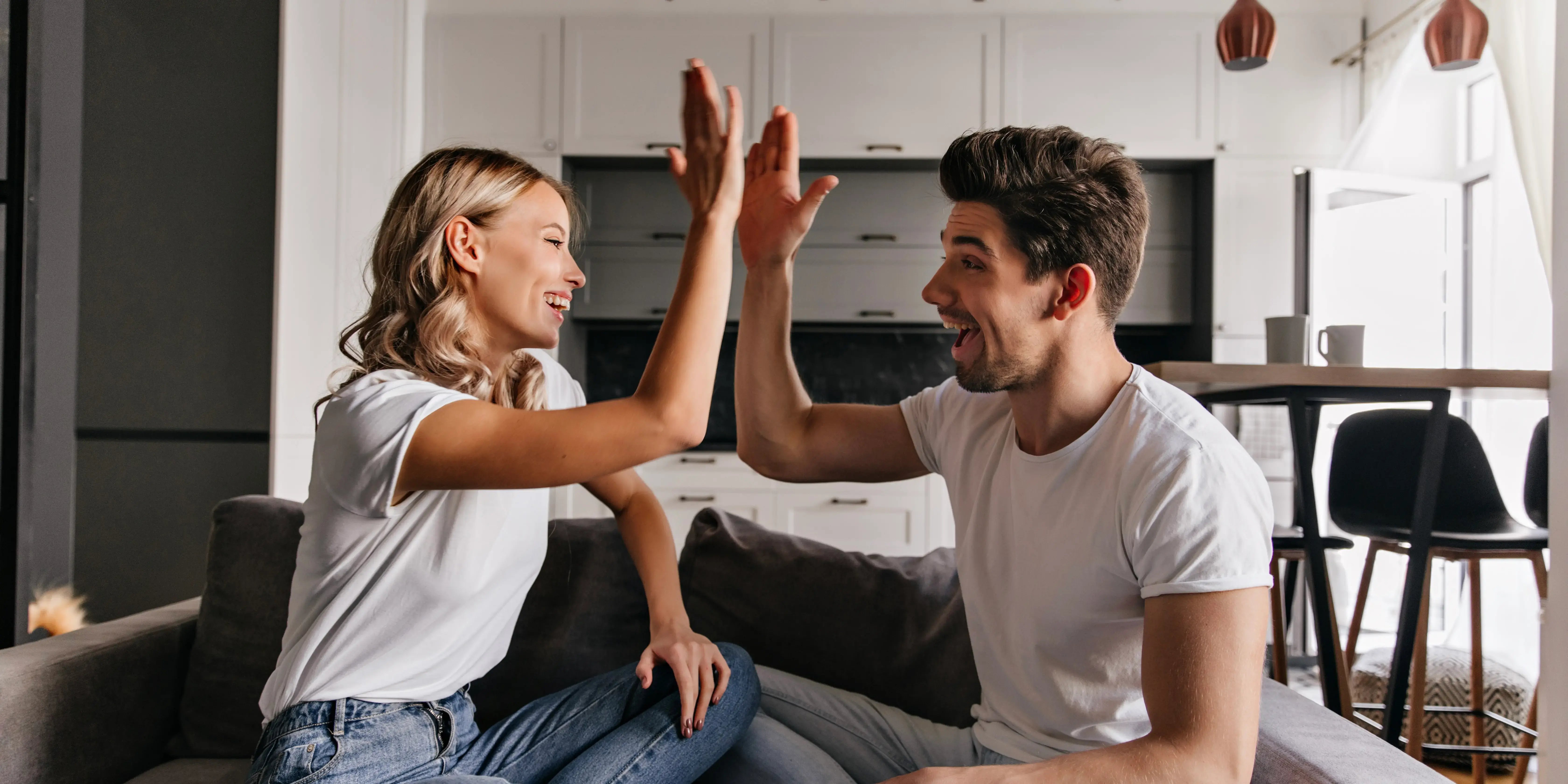 Pareja feliz en su nueva casa. Townhouse: ventajas y desventajas de las casas adosadas