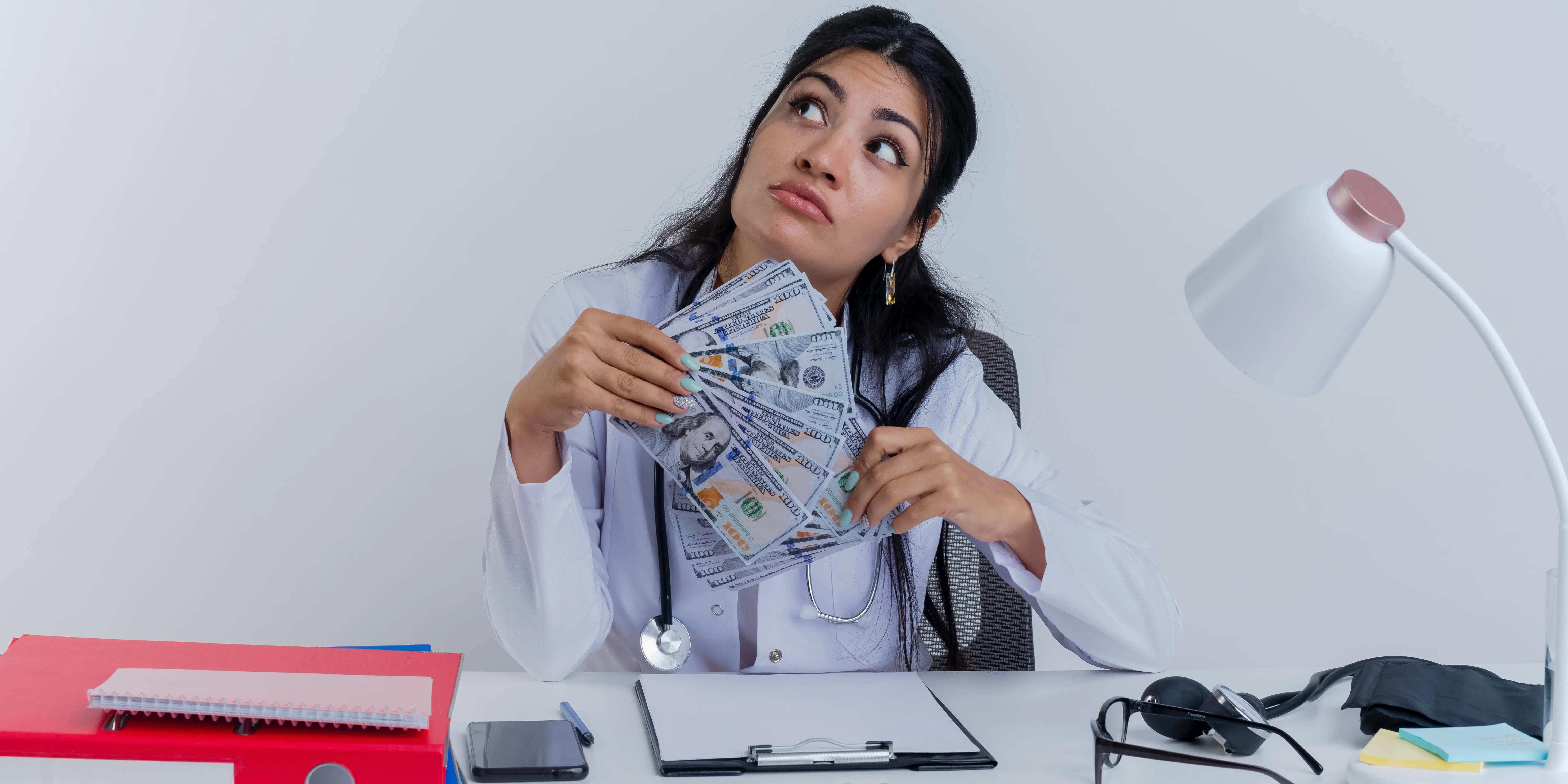 Mujer con billetes en las manos. Retiro por desempleo