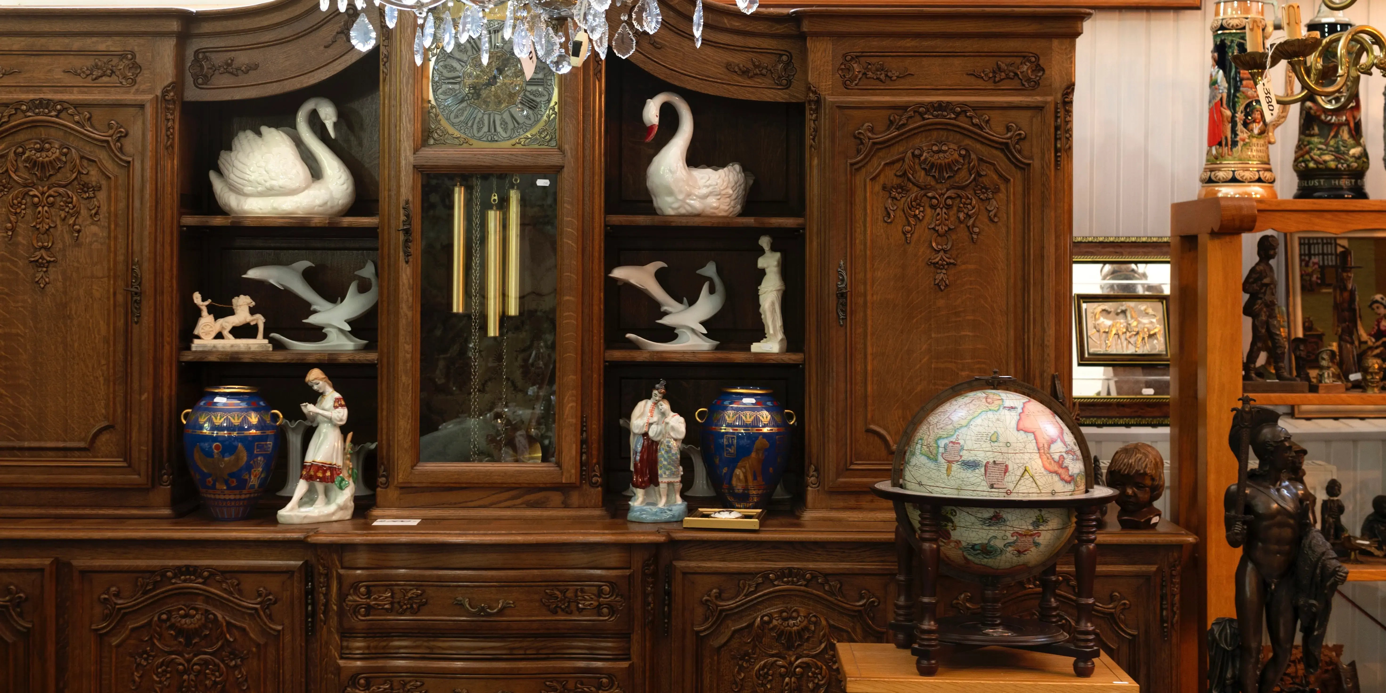Mueble con globo terraqueo y varias figuras. Minimalismo VS Maximalismo