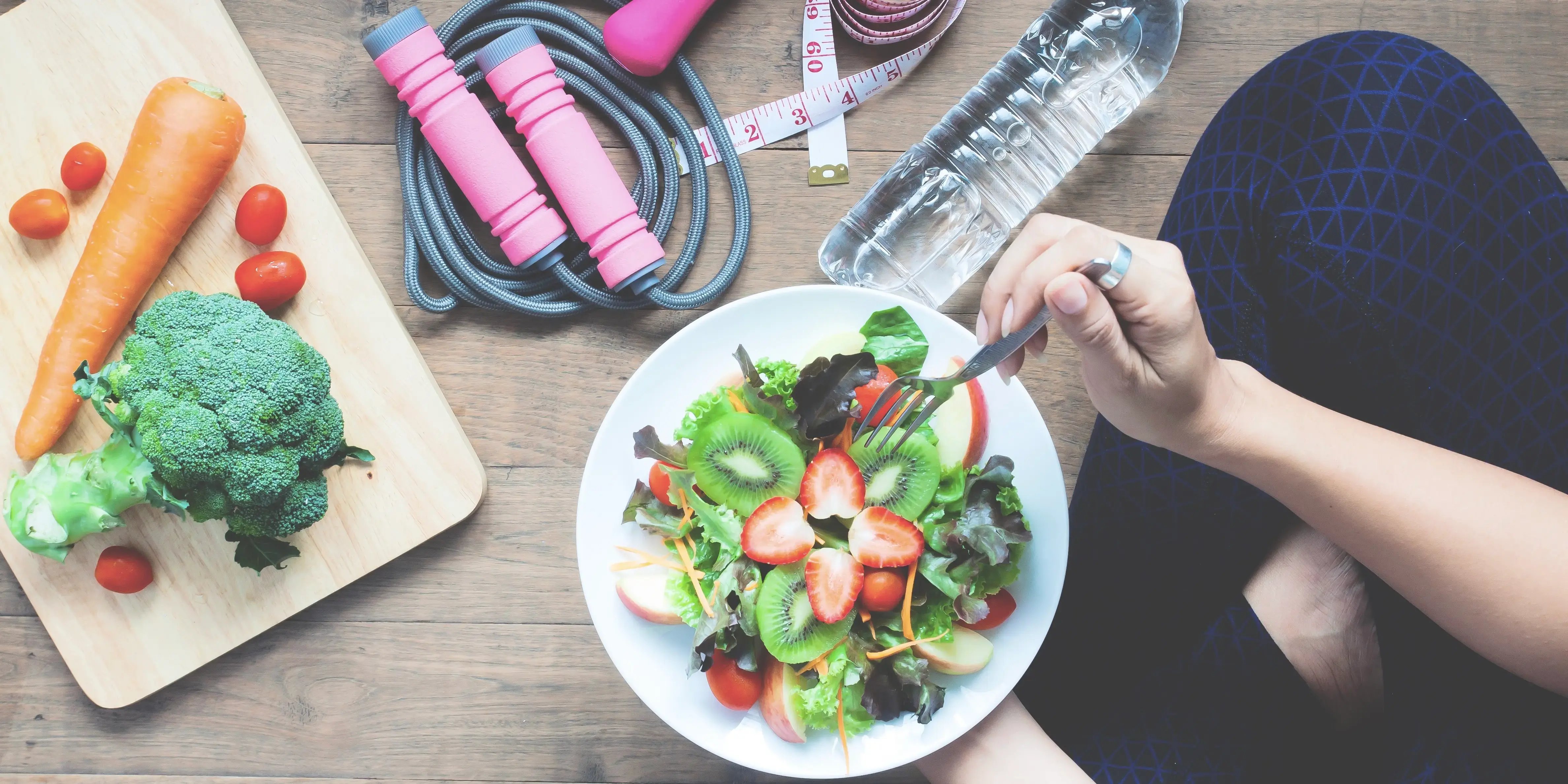 Plato con comida saludables. hábitos de vida saludable