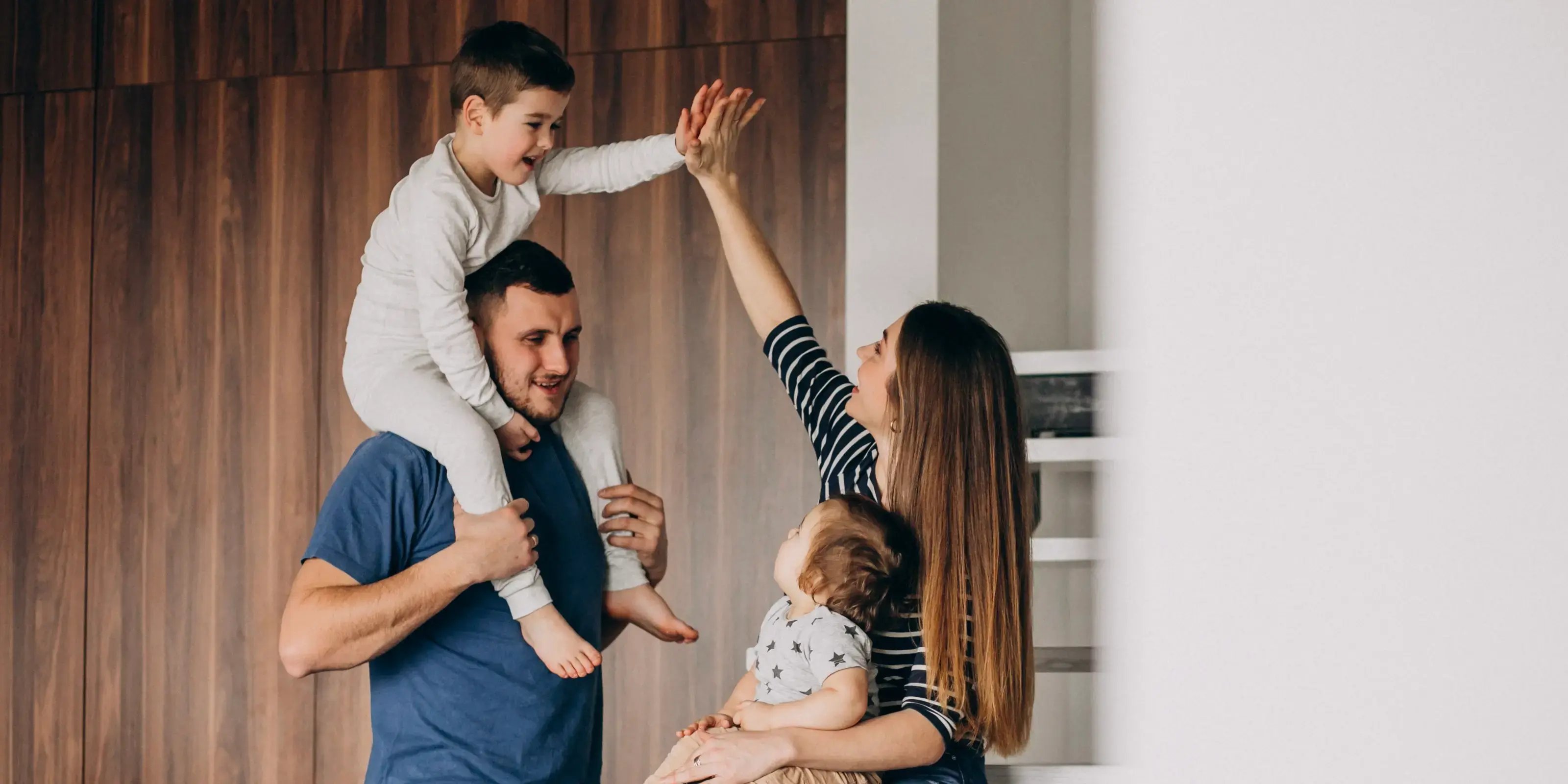 Familia divirtiéndose. ¿Cómo influye la vivienda en la calidad de vida?